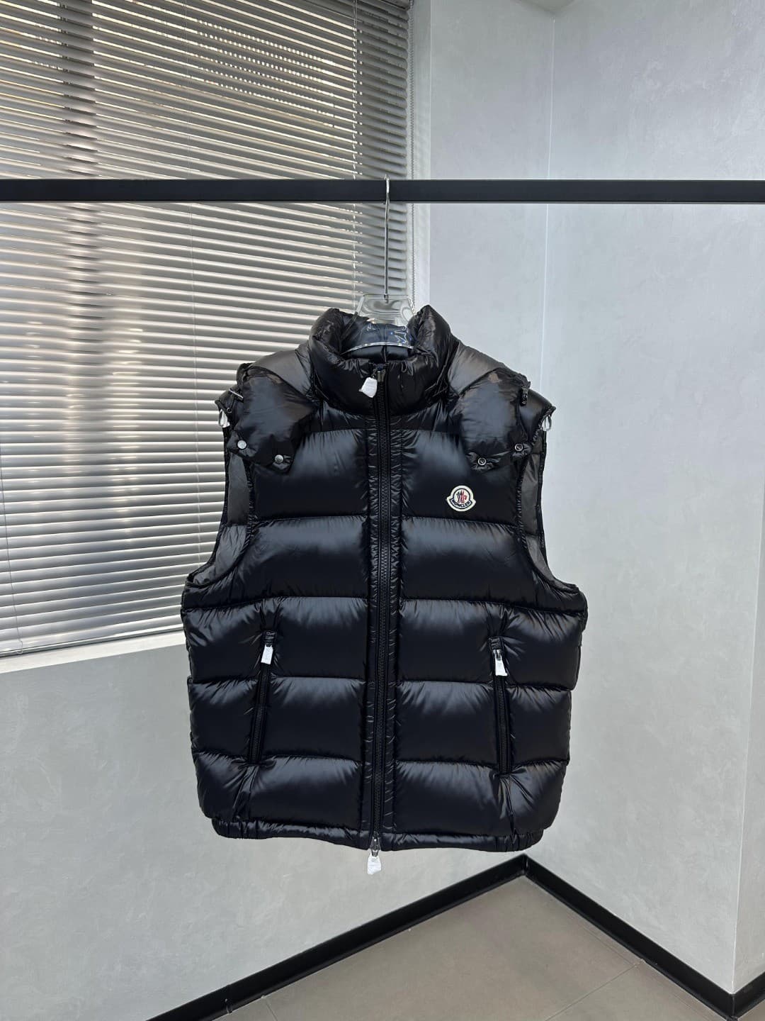 C11043 𝗠𝗼𝗻𝗰𝗲𝗿/Moncler Bormes lacquered puff hat with quilting design, made of down fabric — image 1