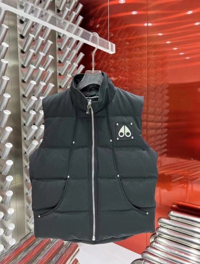 C11080 The Canadian puffer coat Moose Knules has always been regarded as the most warm down jacket. Influencers, internet stars, and celebrities often wear it in street photos. Yet it still retains its popularity – no matter how cold the days are, there’s — image 1