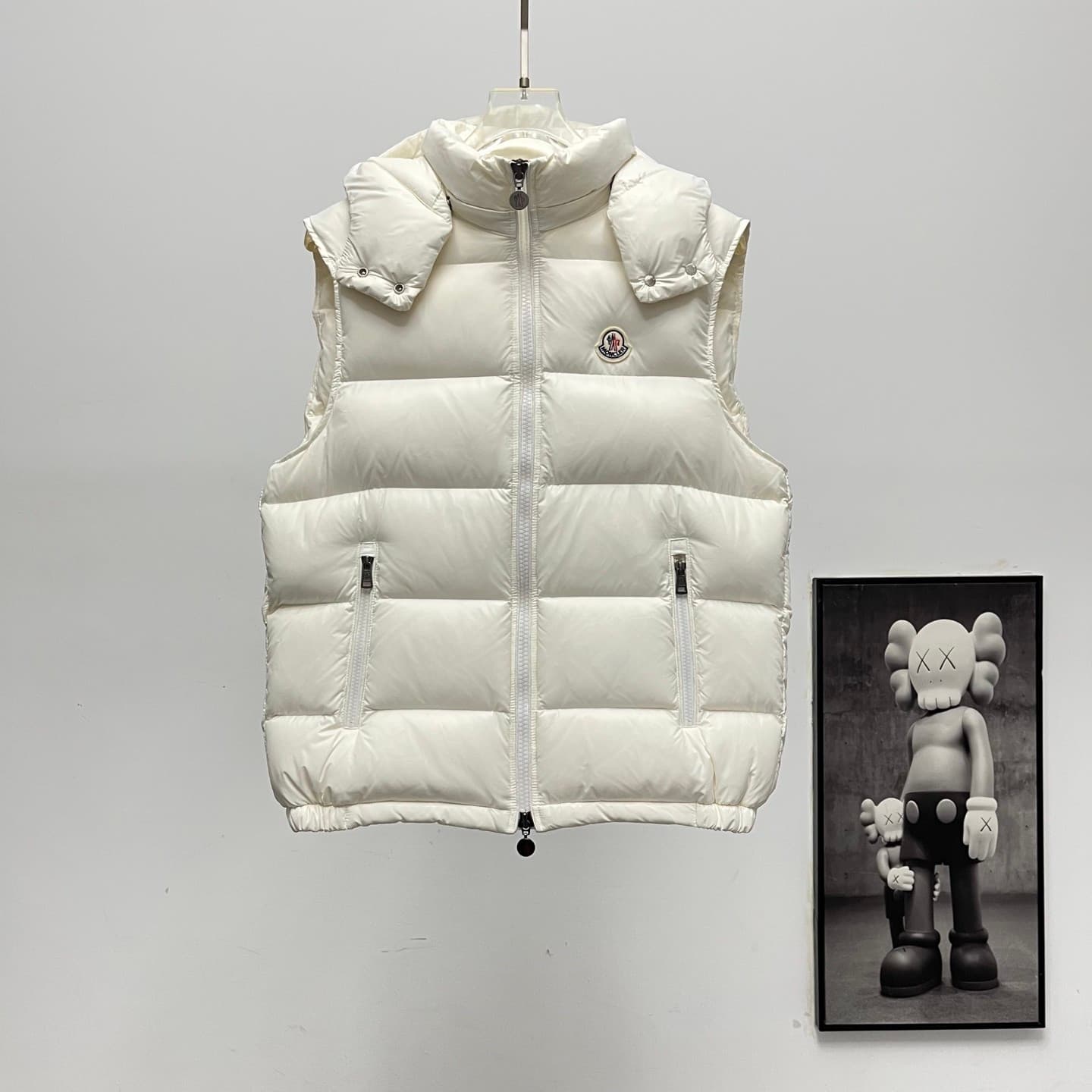 C11041 𝗠𝗼𝗻𝗰𝗲𝗿/Moncler Bormes lacquered poudre quilted cap with down padding — image 1