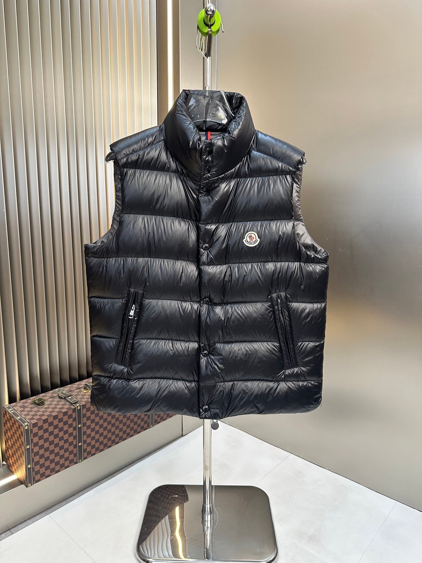 C11056 2025 New autumn/winter down vest 🆕 Original custom metal parts imported from abroad. Welcome to compare. Absolutely high quality. Made with top-tier 95 white duck down, extremely soft, with plenty of fluffy feathers. Superly elaborate design and ex — image 1