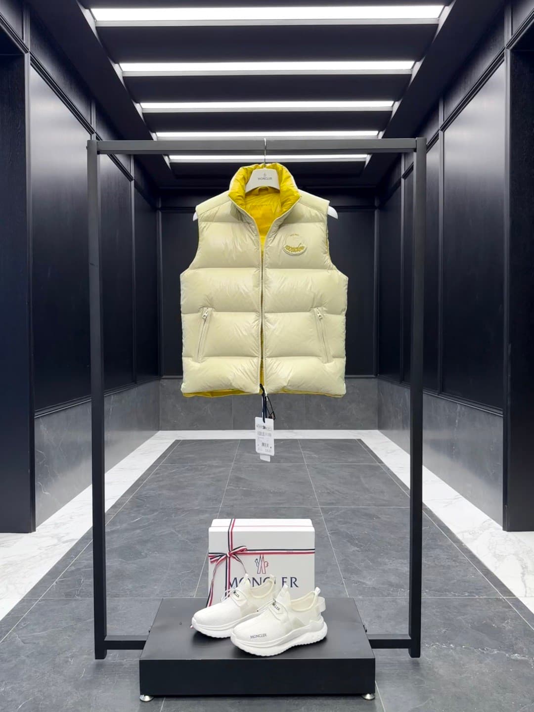 C11044 Down vest ⬆️ Moner Lipsi Down vest. Contrasting patchwork design. Superly fluffy padding. — image 1