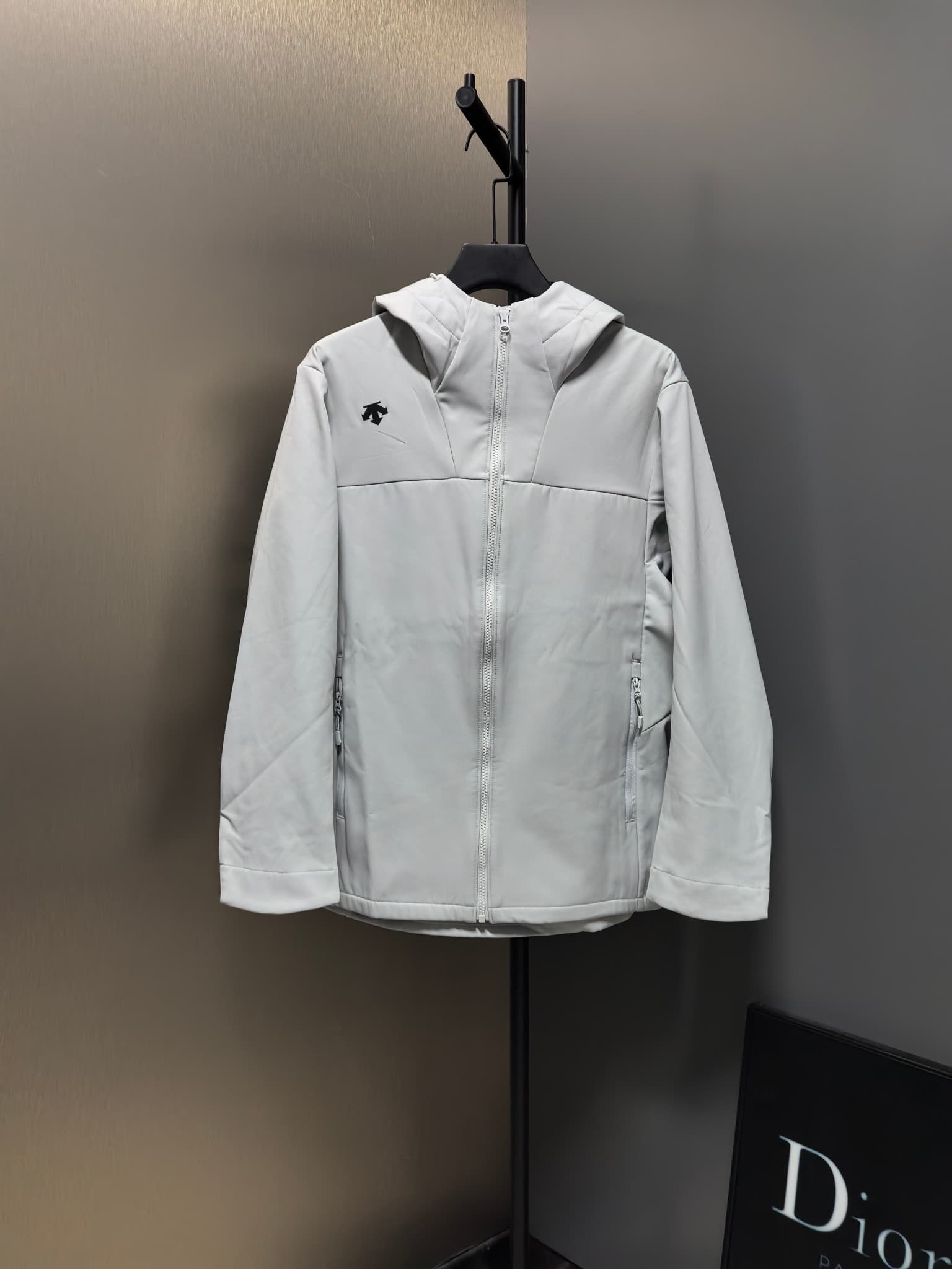C12523 2026 latest model 【Top version】 New autumn/winter men’s jacket! A wind and rain-resistant hooded coat that is essential in any winter wardrobe! The logo printed on the chest gives a more striking appearance; the classic, stylish cut makes it a must — image 1