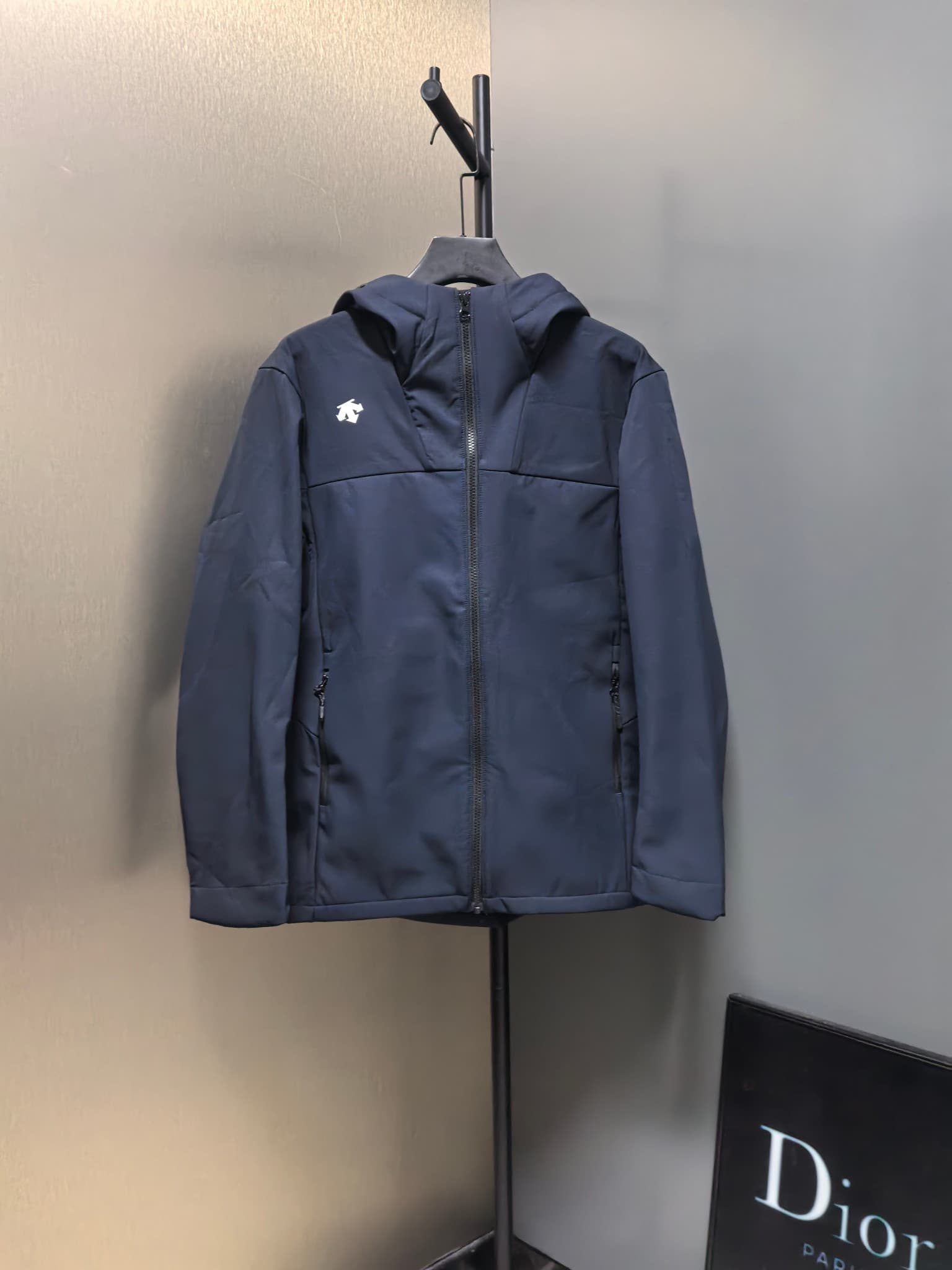 C12522 2026 latest model – the top version! A new men’s jacket for autumn and winter. It features a soft shell design and a hood to protect against wind and rain. The logo printed on the chest makes it look more stylish; its classic, well-designed cut mak — image 1