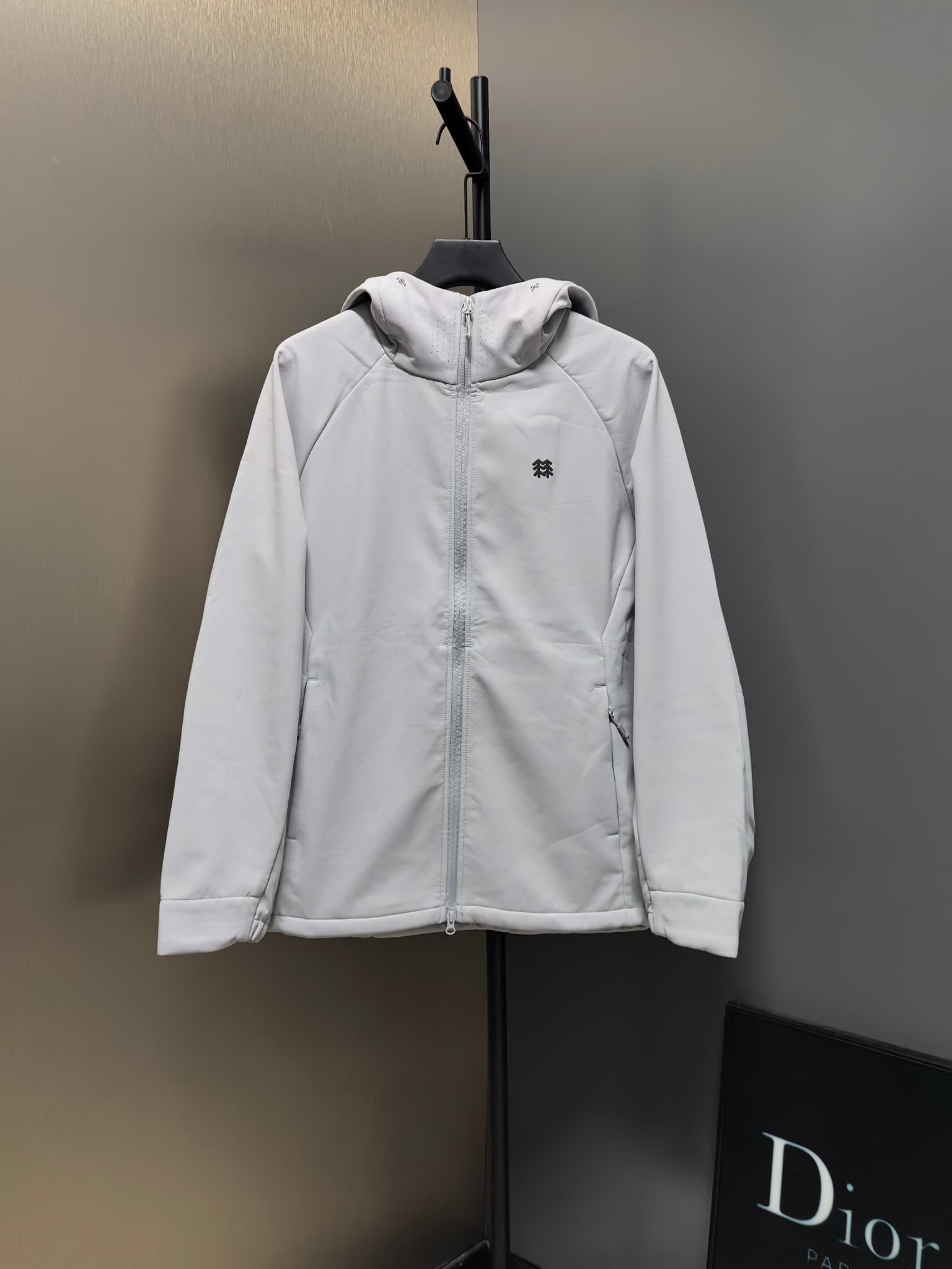 C12513 2026 – The latest model! A new autumn/winter men’s jacket with a soft shell. It also features a windproof and rainproof hood, making it an essential item in any autumn/winter wardrobe. The logo printed on the chest gives a more stylish look; its cl