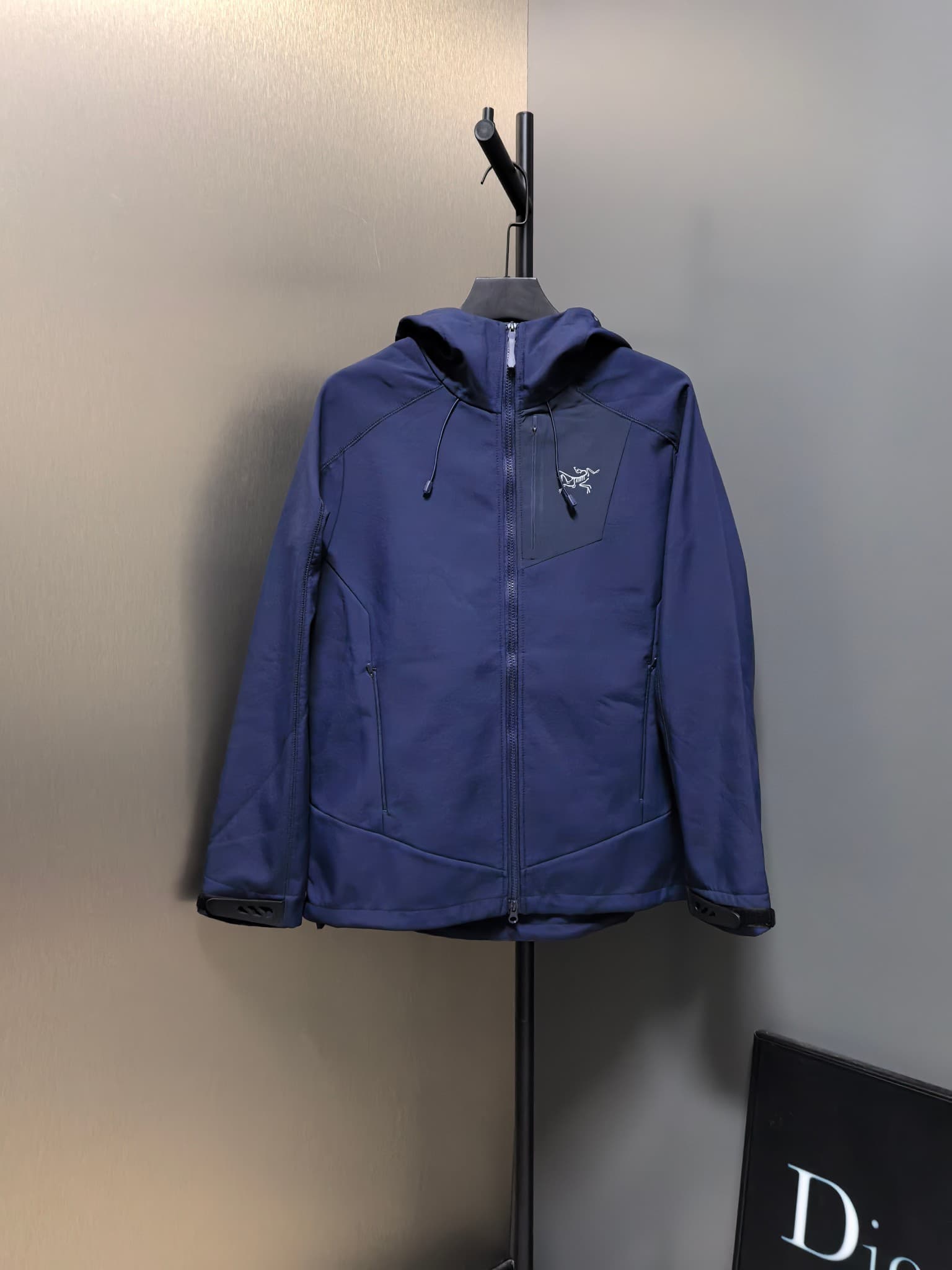 C12517 2026 – The latest version! A new autumn/winter men’s jacket with a soft shell. It also features a hood that protects against wind and rain. The logo printed on the chest makes it look more stylish and attractive. It has a classic, well-proportioned — image 1