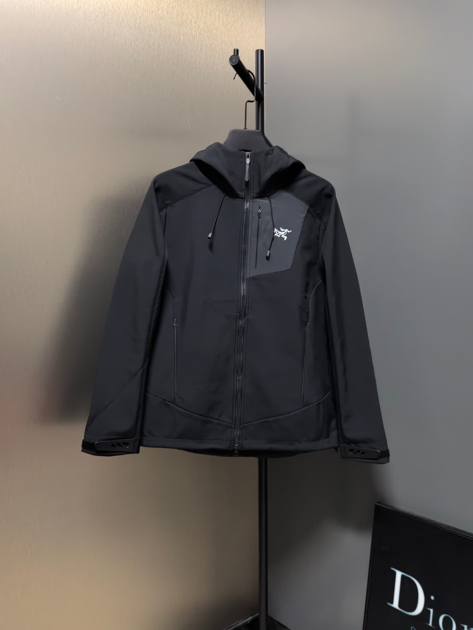C12519 2026 ’s latest model – the top version – is a new men’s jacket for autumn and winter. It features a soft shell design, and the windproof and rainproof hooded jacket makes it an essential item in any winter wardrobe! The logo printed on the chest gi — image 1