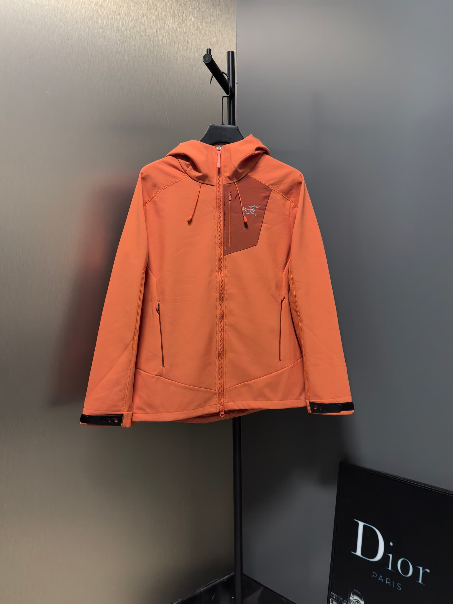 C12520 2026 latest model 【Top version】 New autumn/winter men’s clothing – soft-shell windproof and waterproof jacket! The cap with a logo print on the chest makes it a must-have item in any autumn/winter wardrobe. Classic, stylish cut – a perfect choice f — image 1
