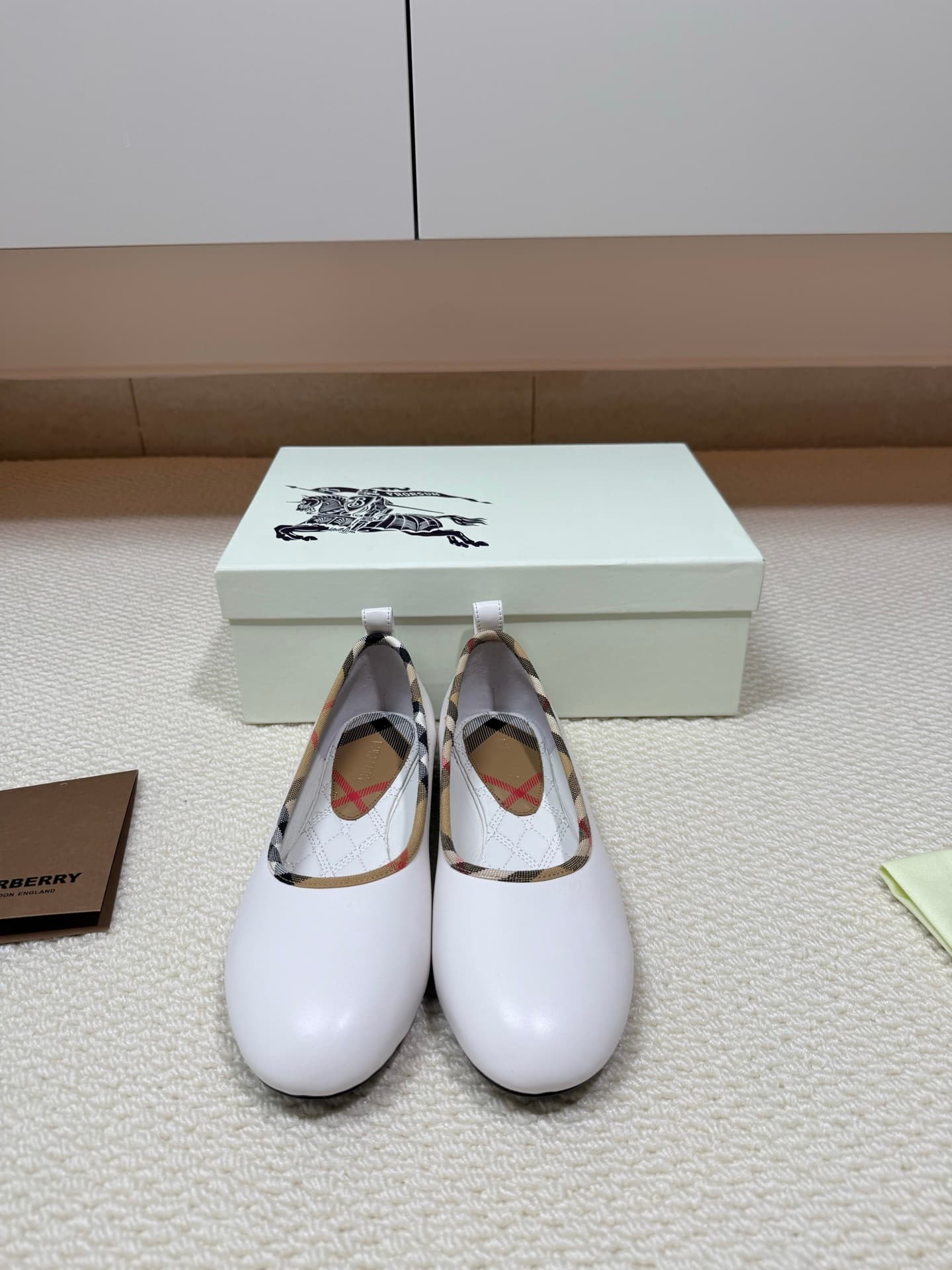 D3188 BURBERRY Light-rimmed ballet shoes with pattern design — image 1