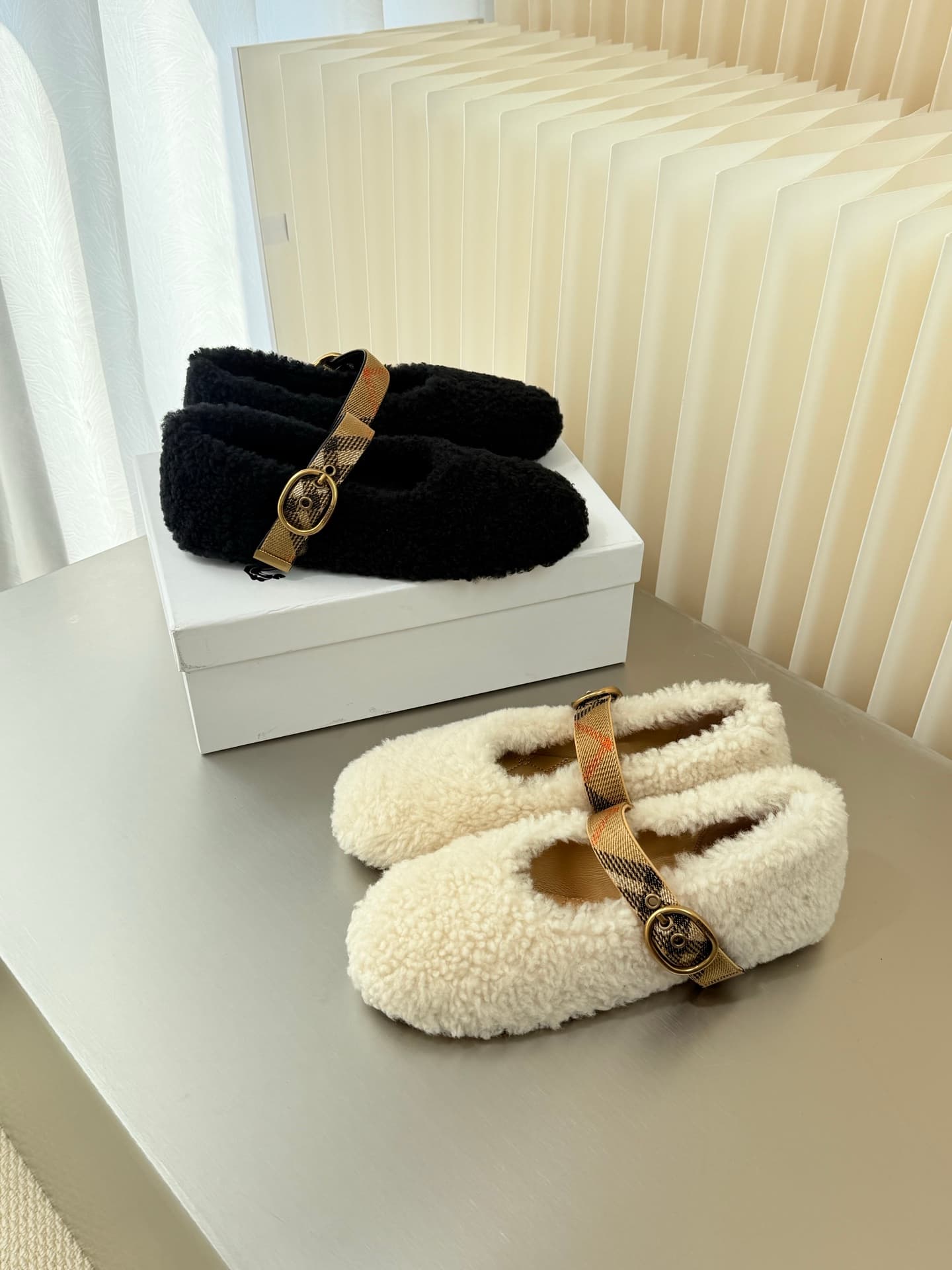 D3155 BURBERRY Lamb hair bandlets and Mary Jane shoes — image 1