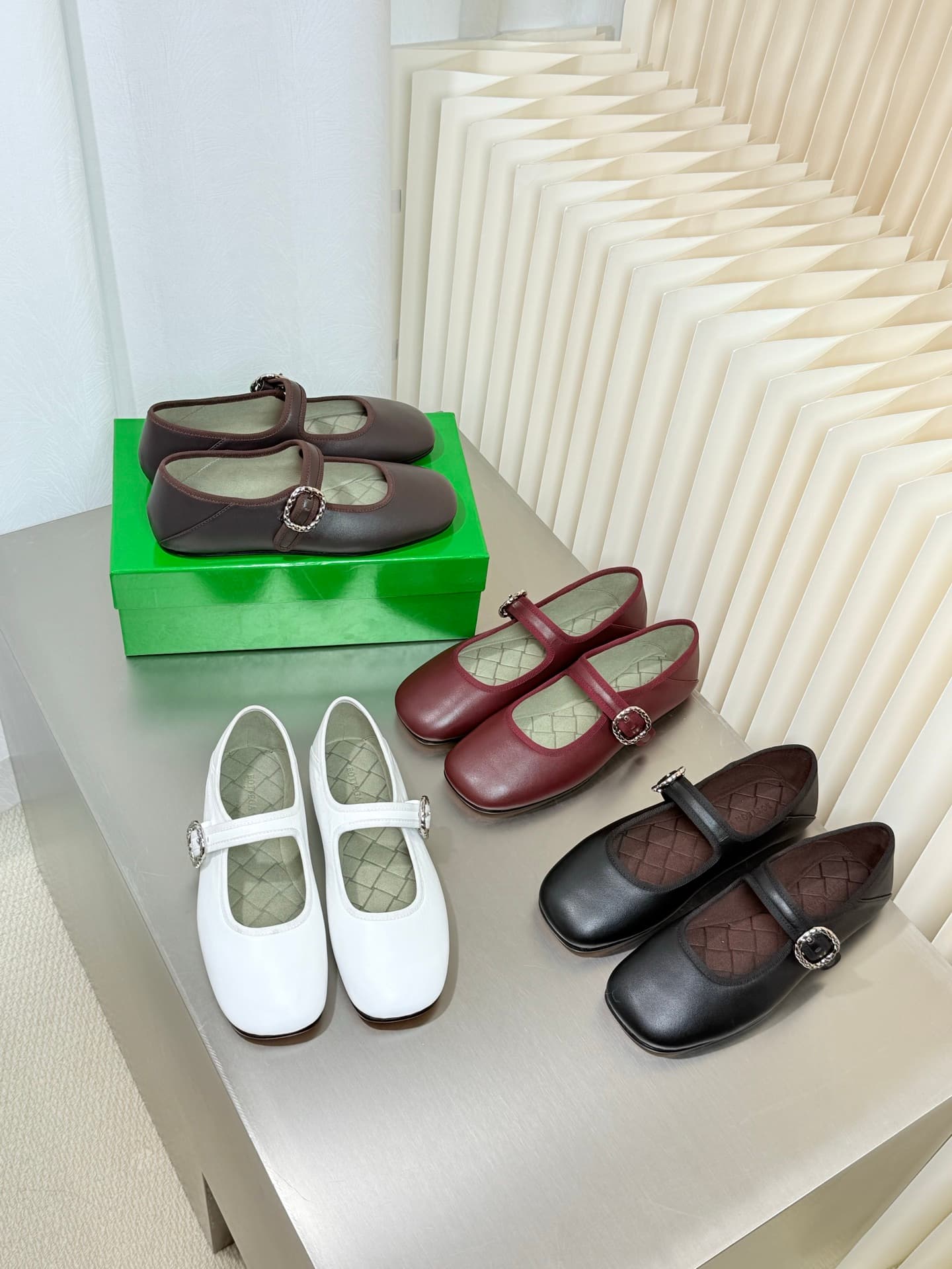 D13738 BV vintage/retro square-toe flat bread shoes — image 1