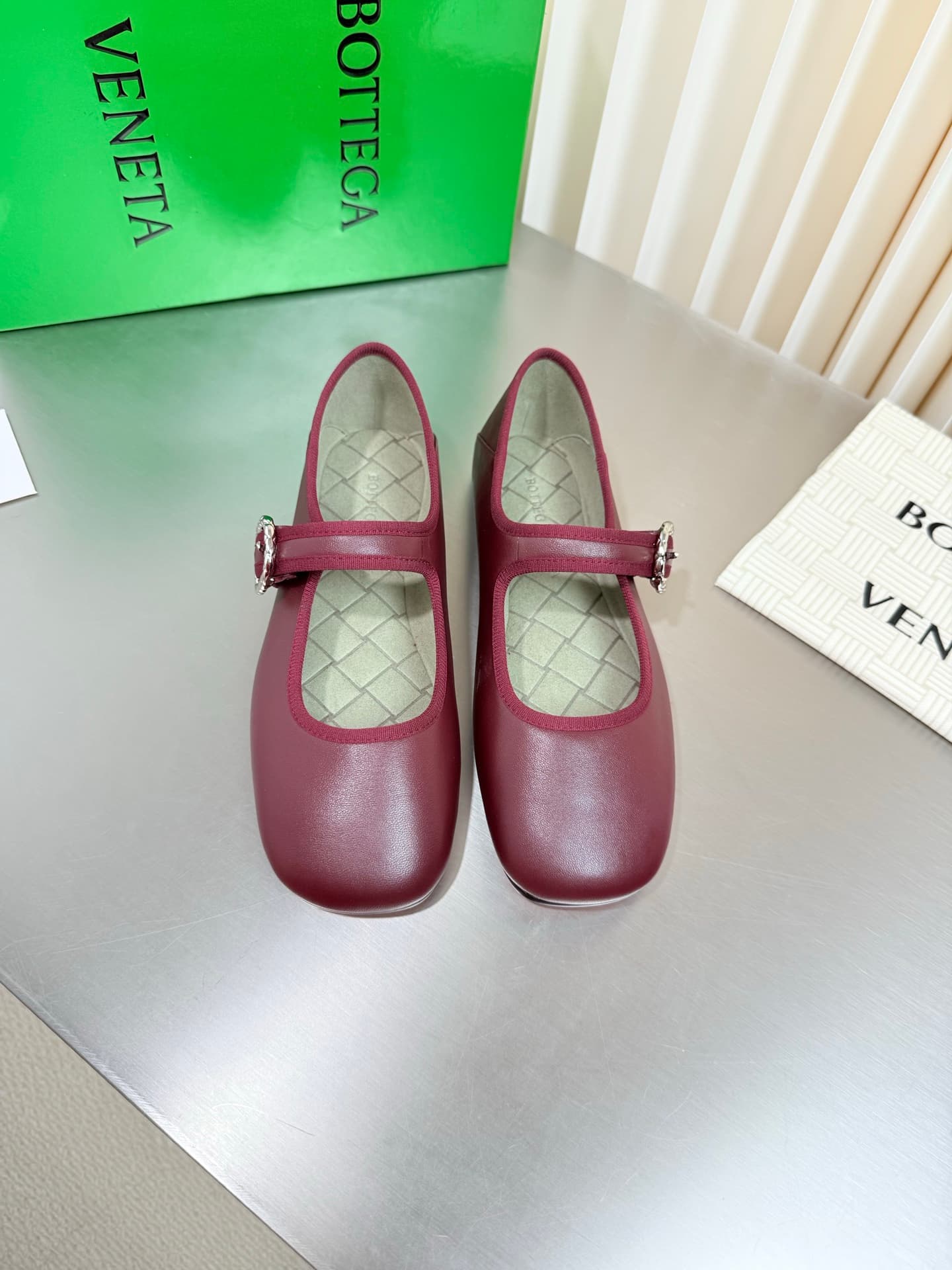 D13739 BV vintage/retro square-toe flatbread shoes — image 1