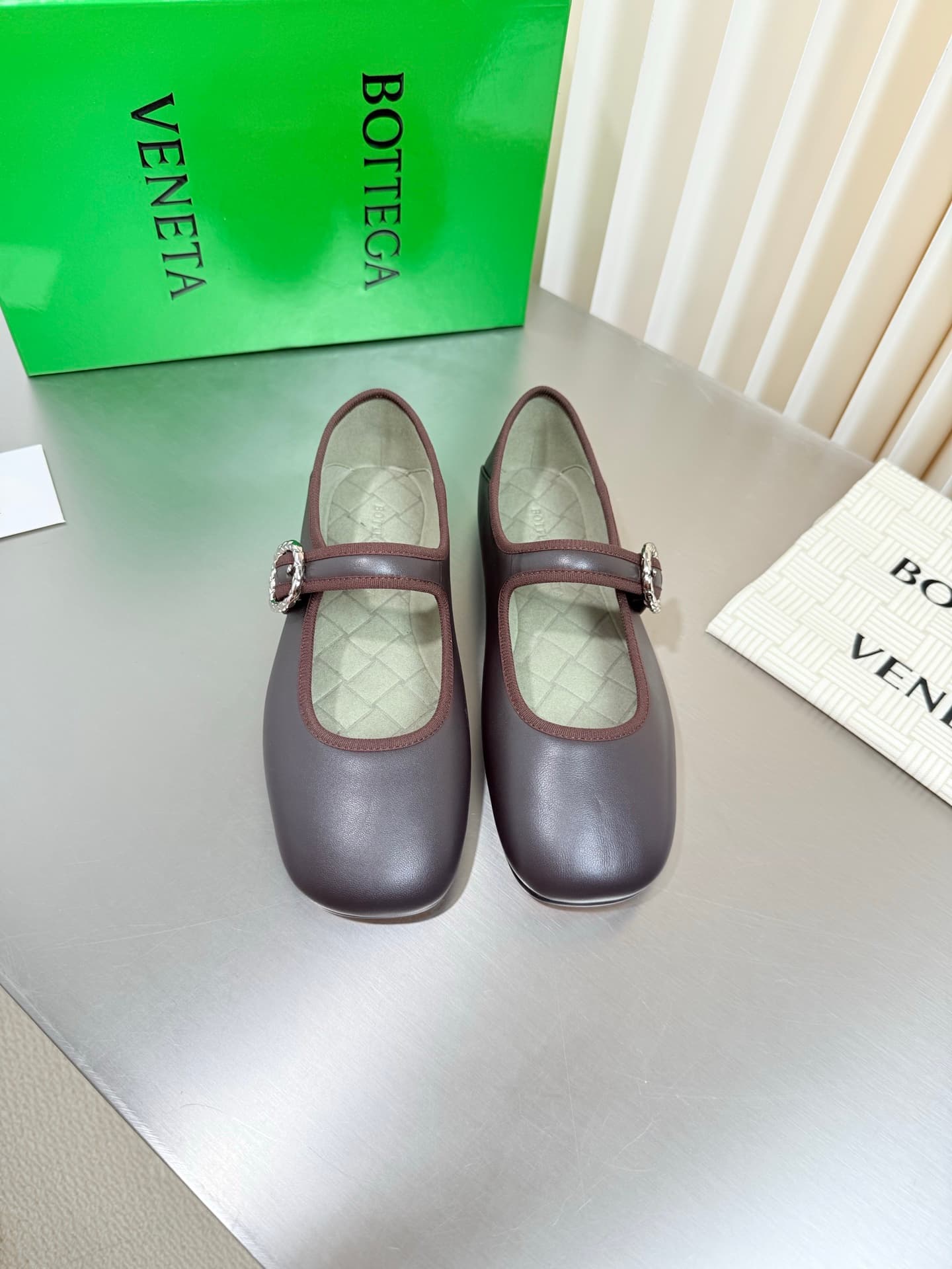 D13736 BV vintage/retro square-toe flatbread shoes — image 1