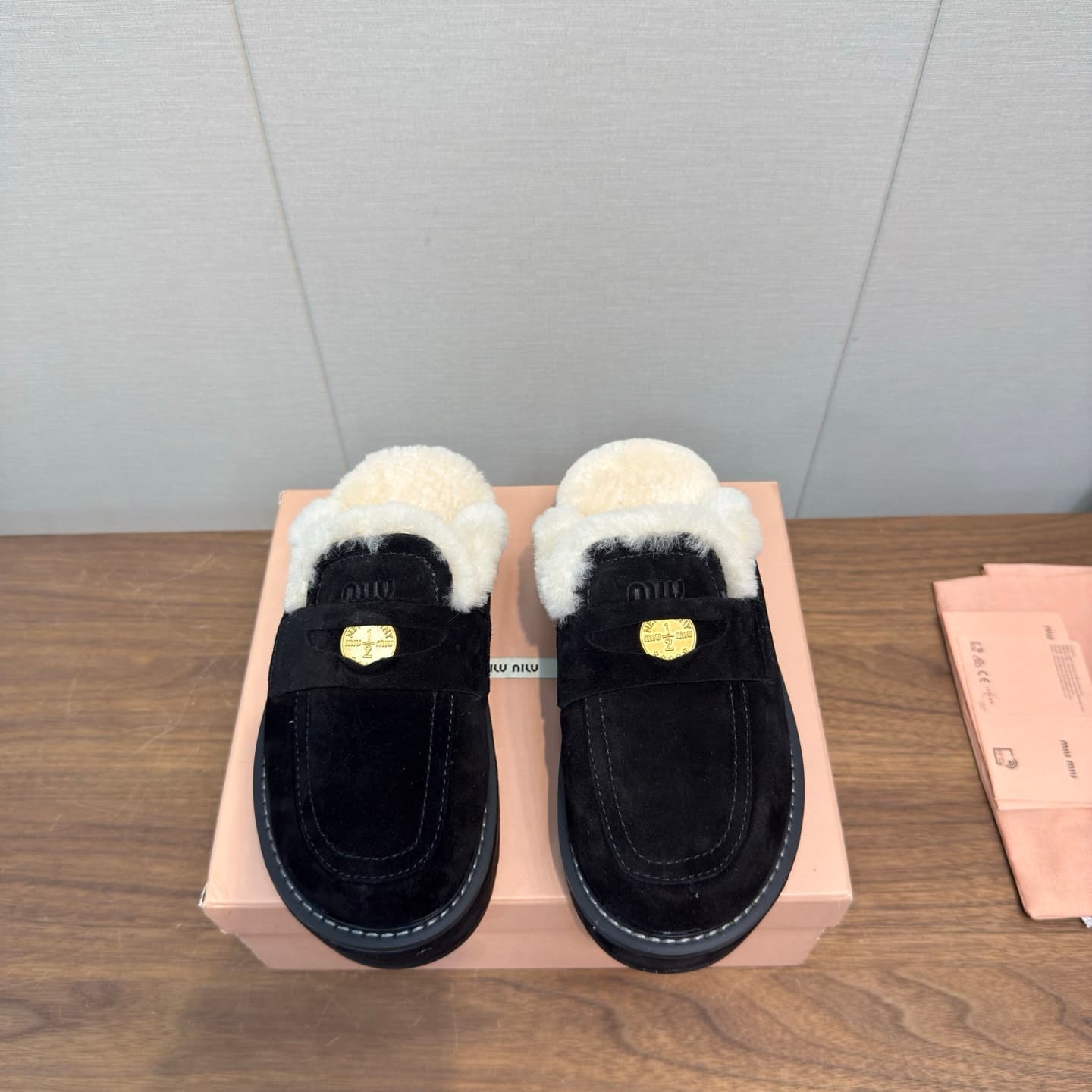 D10527 MiuMiu/缪缪’s latest popular autumn/winter bootie slippers made of fur — image 1
