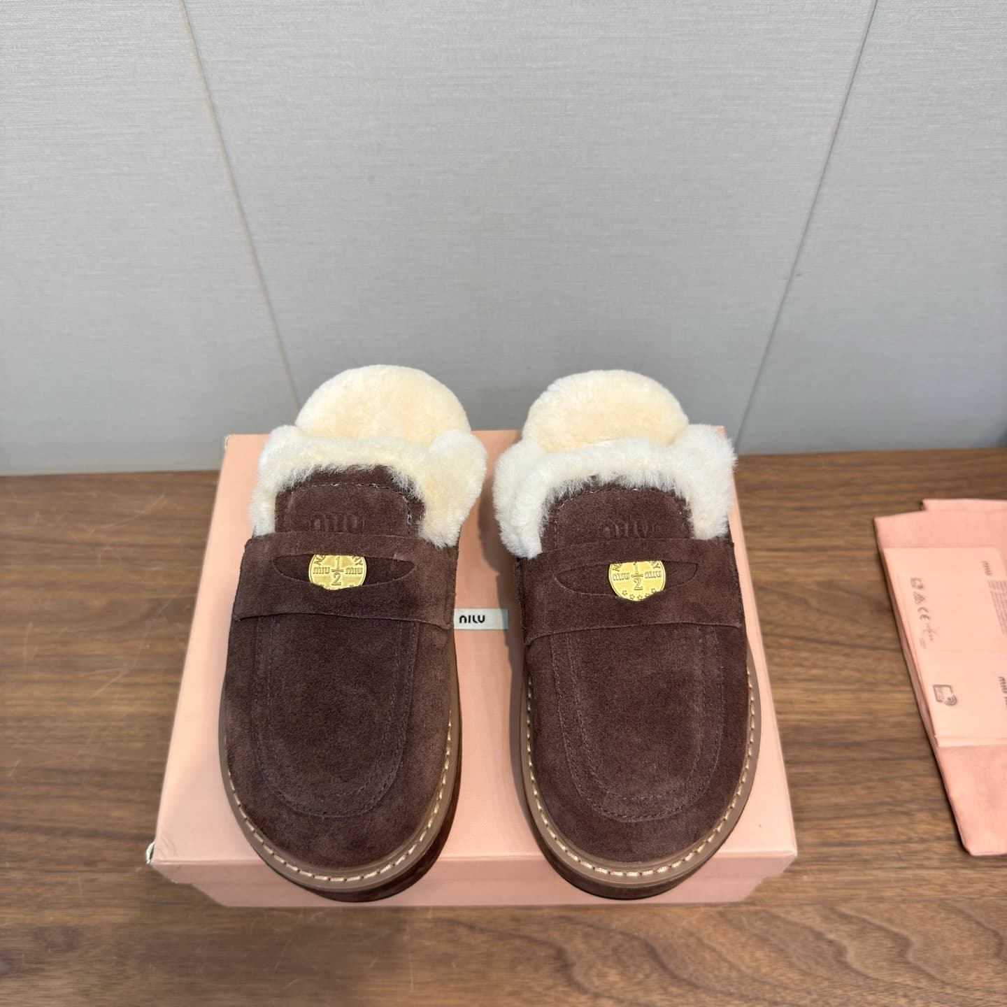 D10525 MiuMiu/Cool autumn and winter trendy Bocon Muler fur slippers — image 1