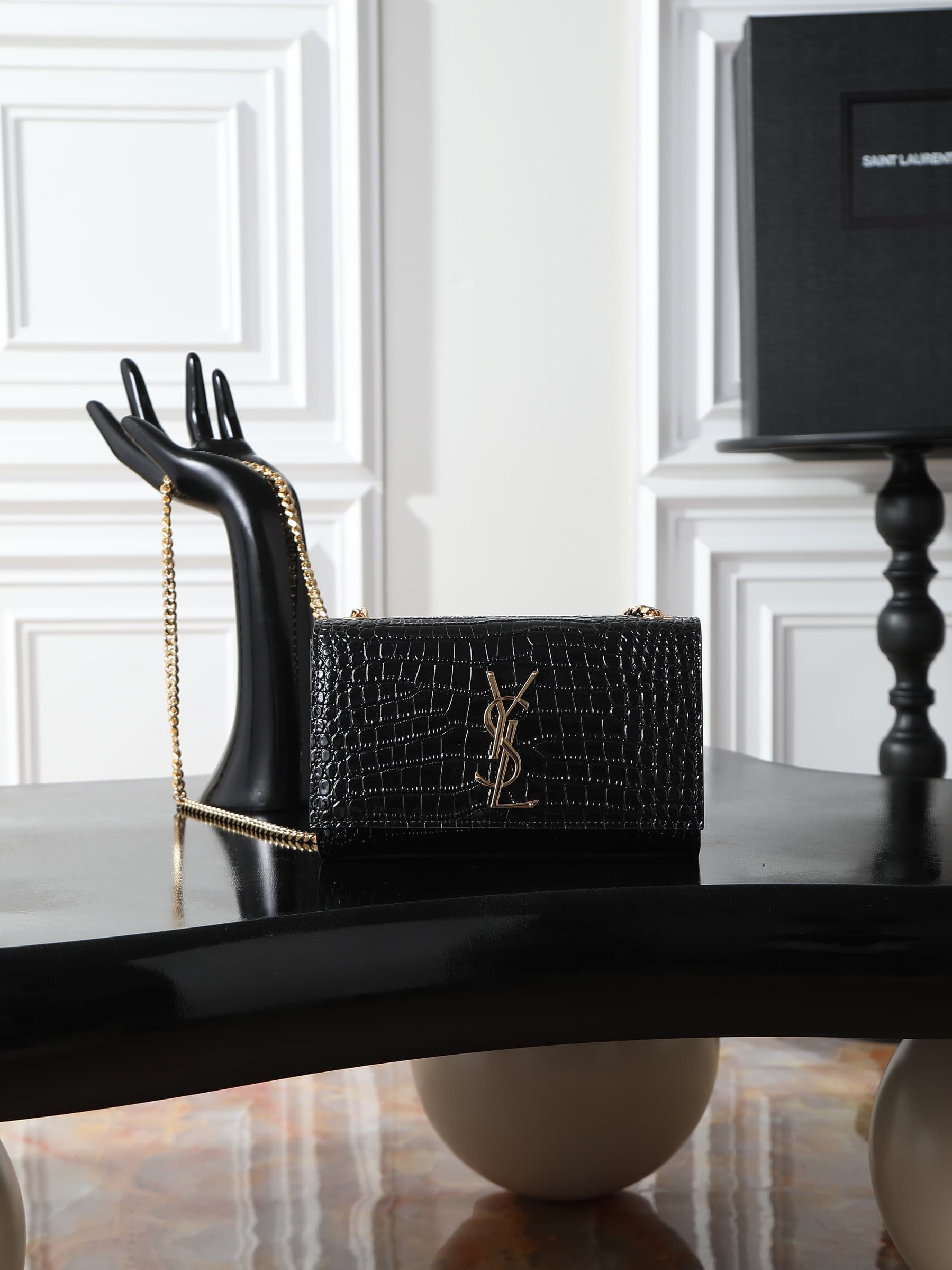 C8450 Black crocodile-patterned gold buttons · 20cm — image 1
