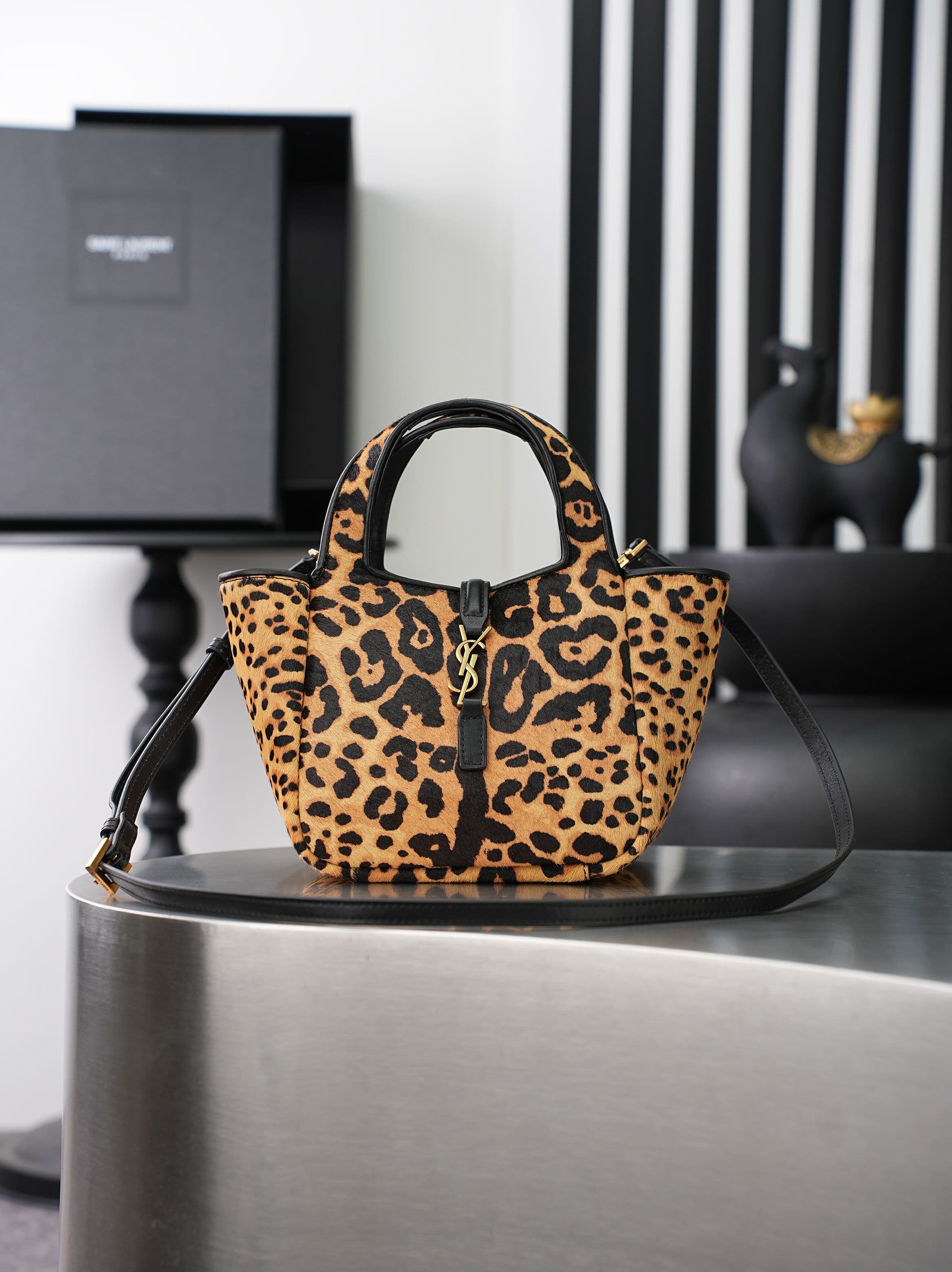 C8473 The iconic LE 5 À 7 BEA version in the BB style features leopard-patterned ponytail leather, Kasanade hooks, and leather lining. — image 1