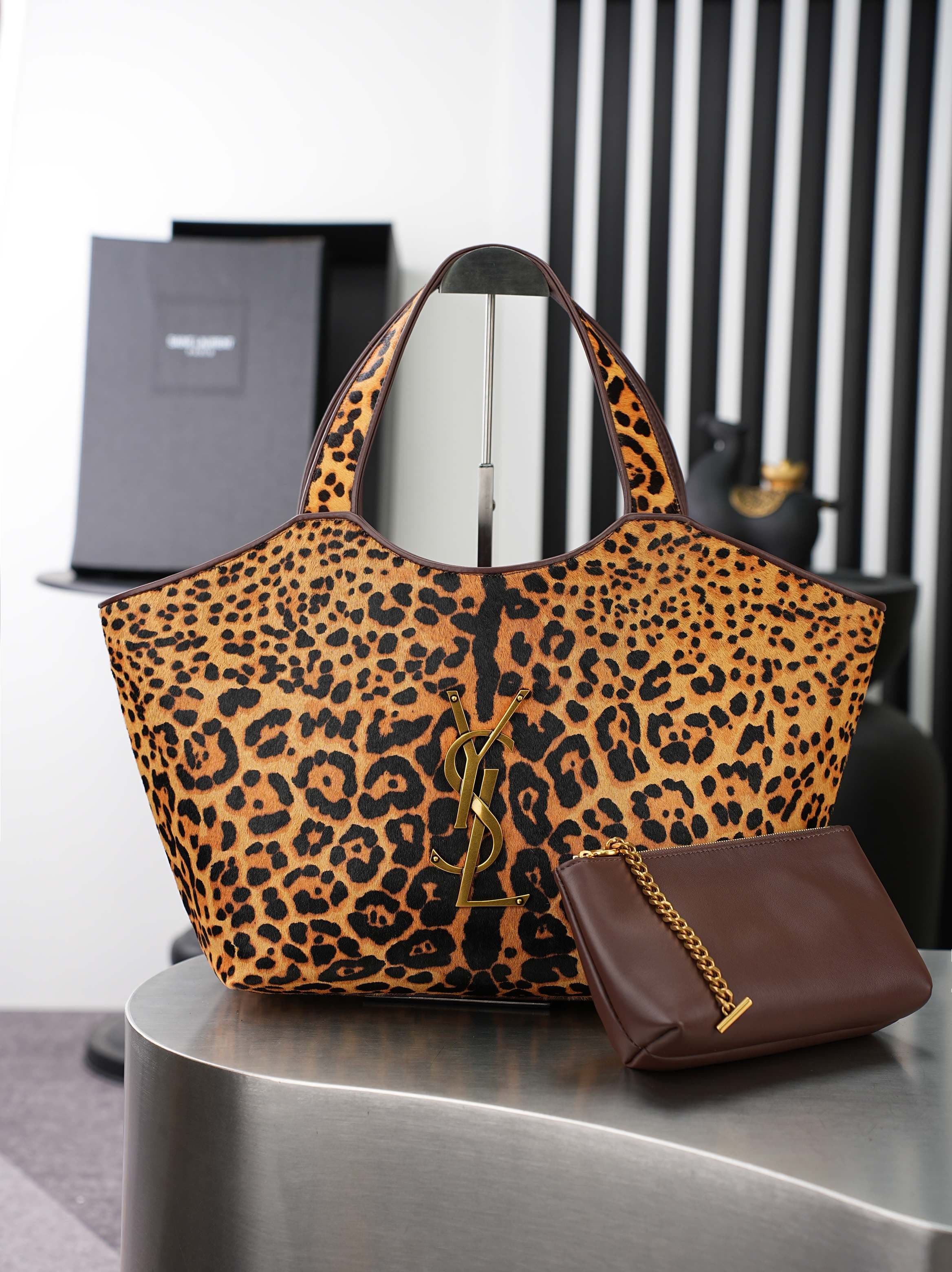 C8465 YSL BEA handbag, featuring leopard print horsehair material and black leather handles, with a metallic logo that stands out clearly! Vintage yet wild, it looks great paired with sweaters, coats, or dresses in autumn and winter✨. It has an appropriat — image 1