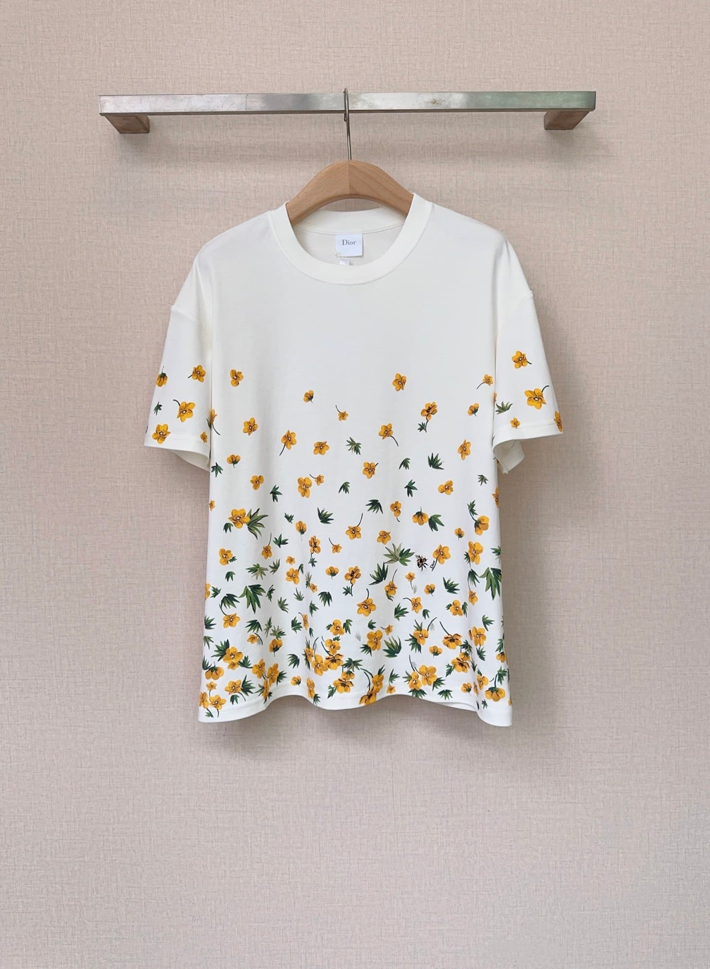 C18600 D Family’s new spring/summer embroidered print T-shirt – perfect for any occasion 🆕❤️ — image 1