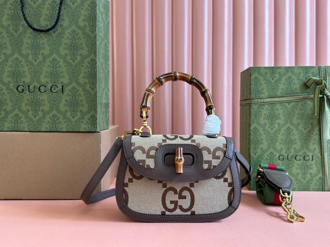 C4005 🔥🔥 The bamboo motifs symbolize Gucci’s enduring design tradition. The bamboo handles on this handbag are shaped through the heat of flames. This craftsmanship originates from Florentine artisans after World War II. The bag is made of green leather, — image 1