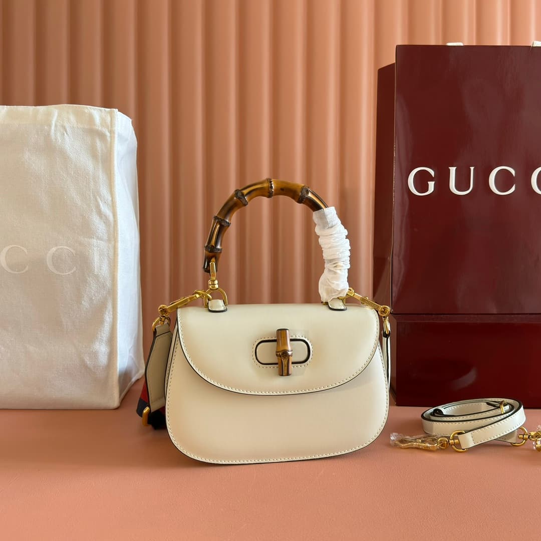 C4001 🔥🔥 The bamboo motifs symbolize Gucci’s enduring design heritage. The bamboo handles on this handbag are shaped through the heat of flames. This craftsmanship originated among Florentine artisans after World War II. The bag is made of green leather, — image 1