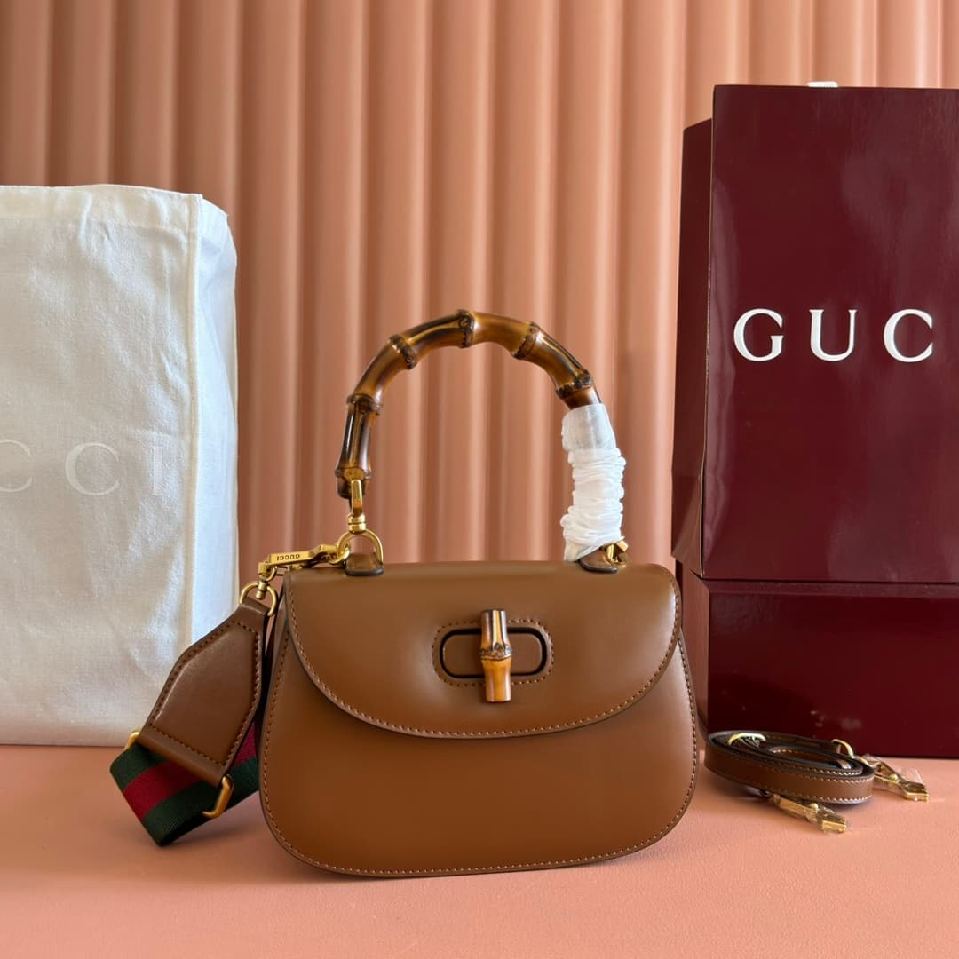 C4002 🔥🔥 The bamboo motifs symbolize Gucci’s enduring design heritage. The bamboo handles on this handbag are shaped through the heat of flames. This craftsmanship originates from Florentine artisans during the post-World War II period. The bag is made of — image 1