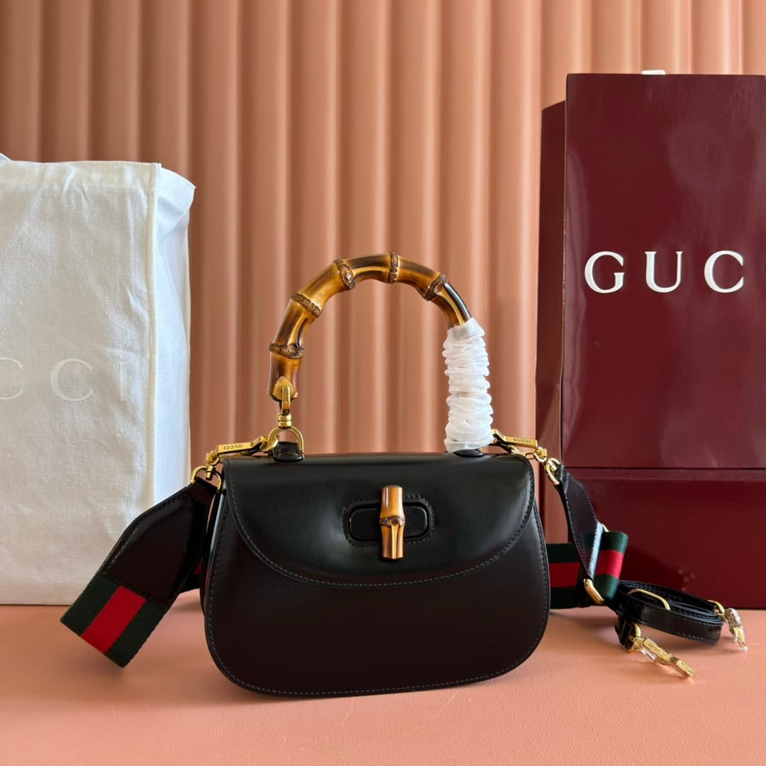 C4003 🔥🔥 The bamboo motifs symbolize Gucci’s enduring design tradition. The bamboo handles on this handbag are shaped through the heat of flames. This craftsmanship originates from Florentine artisans after World War II. The bag is made of green leather, — image 1