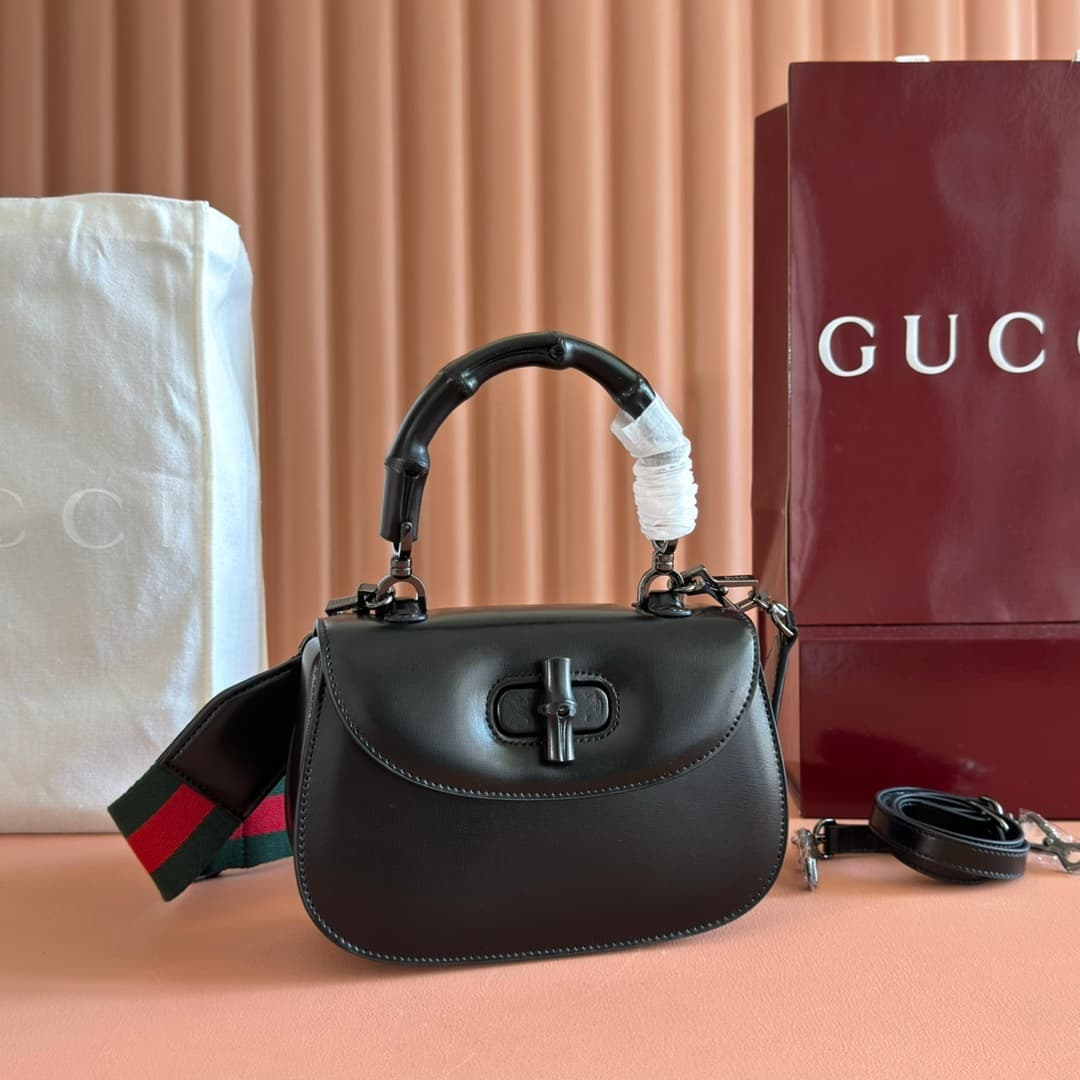 C4004 🔥🔥 The bamboo motifs symbolize Gucci’s enduring design heritage. The bamboo handles on this handbag are shaped through the heat of flames. This craftsmanship originated among Florentine artisans after World War II. The bag is made of green leather, — image 1