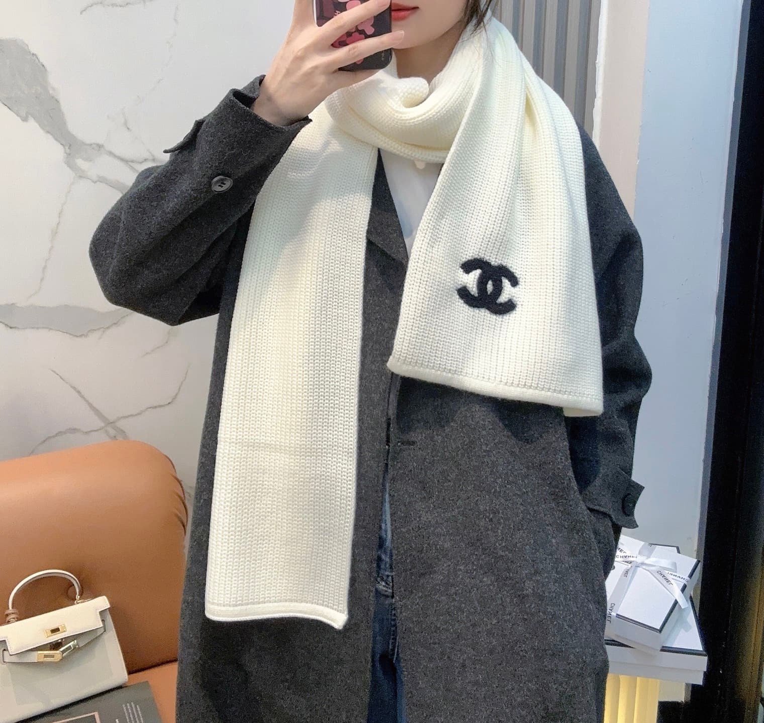C30680 CHANEL【New Arrival】The latest knitting collection from Chanel boutiques! This is a truly rare design—it is also the first scarf in Saint Laurent’s line to be made using solid-colored knitting techniques. It will definitely become the top item in Sa — image 1