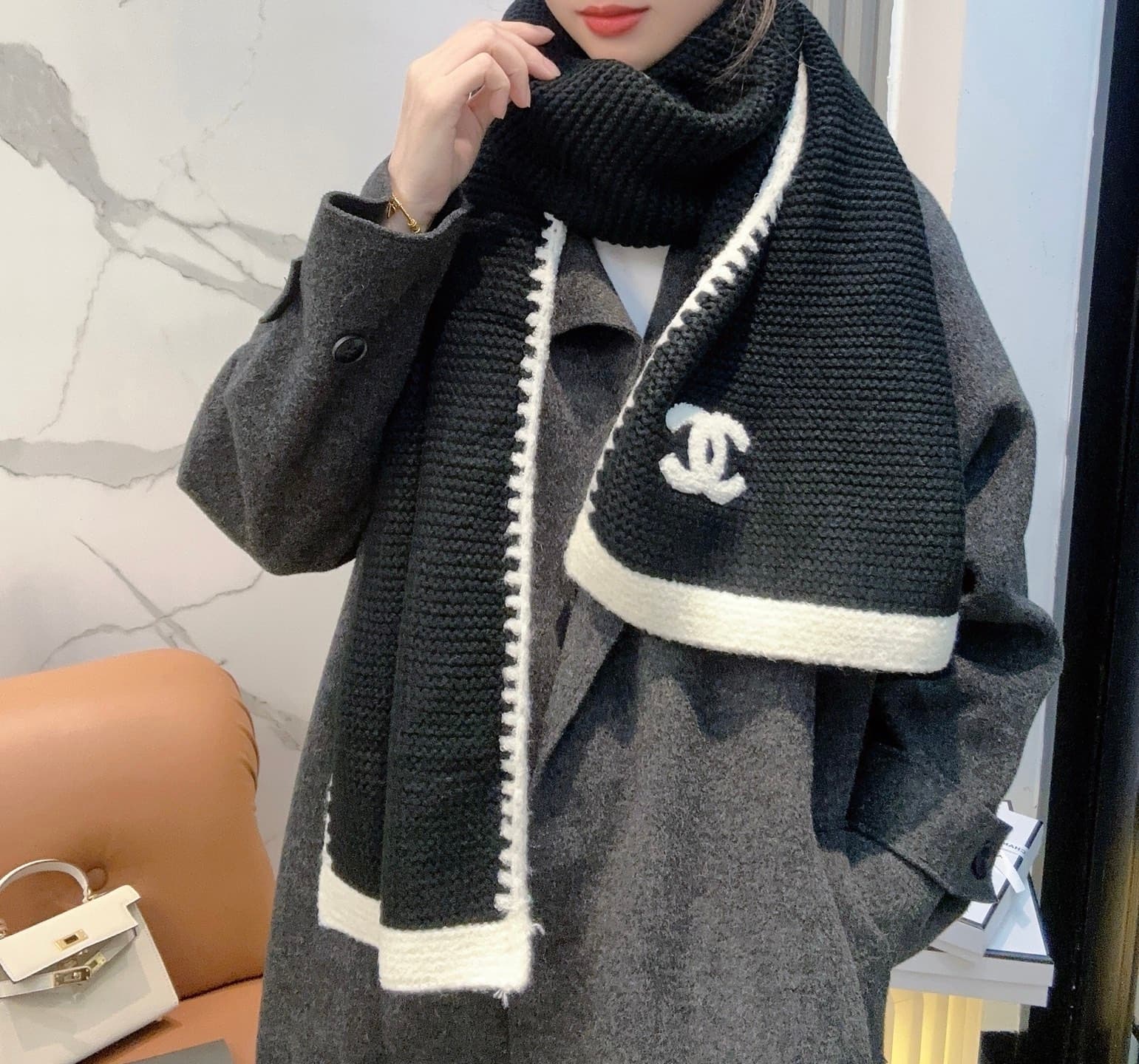 C30671 Chanel boutique’s new item – “Coco Chanel” 💖💖 It’s absolutely stunning! A top-tier product from the Chanel brand. The new item is available at the boutique; it’s imported cashmere knitted scarves and shawls with decorative patterns. They’re extreme — image 1