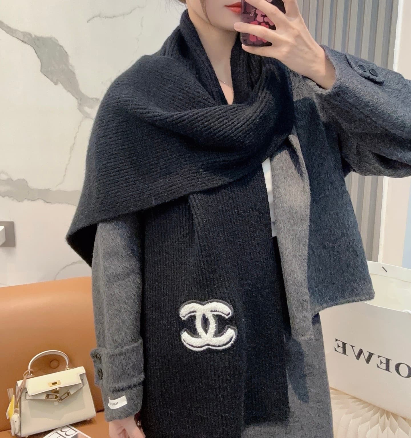 C30679 CHANEL【New Arrival】The latest knitting collection from Chanel boutiques! This is a truly rare design—it is also the first scarf in Chanel’s history to be made using solid-colored knitting techniques. It will definitely become the top item in Chanel — image 1