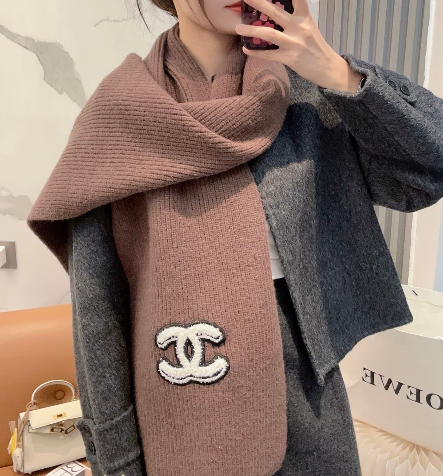 C30678 CHANEL【New Arrival】The latest knitting collection from Chanel store! This is a truly rare design—it is also the first scarf in Gucci’s line to use solid knitting techniques. It will definitely become the best-selling item for Gucci’s autumn and win — image 1