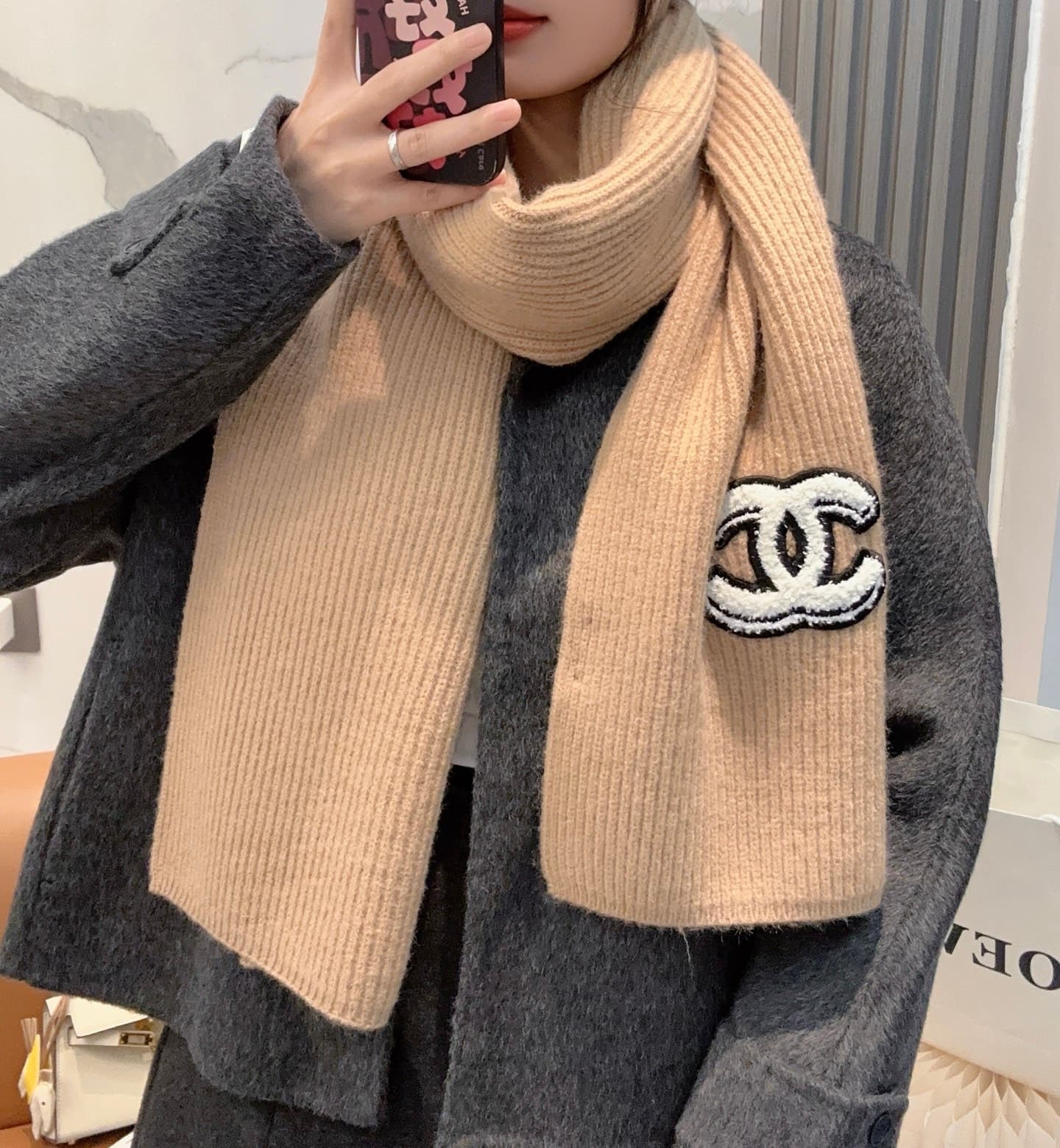 C30677 CHANEL【New Arrival】The latest knitting collection from Chanel boutiques! This is a truly rare style—it is also the first scarf in Saint Laurent’s line to be made using solid-colored knitting techniques. It will definitely become the top item in Sai — image 1