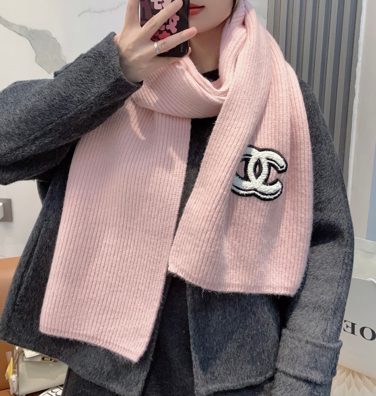 C30676 CHANEL【New Arrival】The latest knitting collection from Chanel boutiques! This is a truly rare design—it is also the first scarf in Gucci’s line to be made using solid-colored knitting techniques. It will definitely become the top item in Gucci’s au — image 1