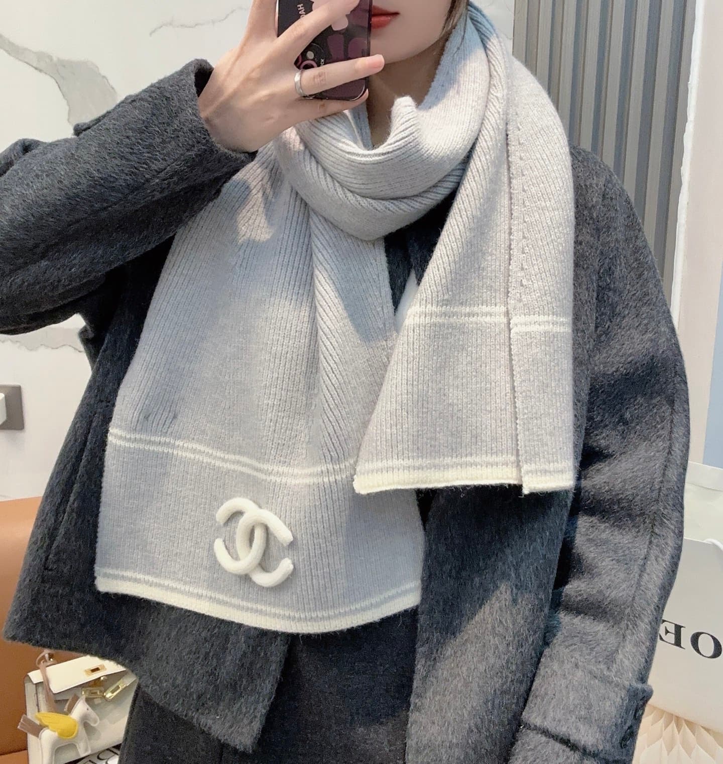 C30675 CHANEL【New Arrival】The latest knitting collection from Chanel boutiques! This is a truly rare style—it is also the first scarf in Chanel’s line to use solid knitting techniques. It will definitely be the top item in Chanel’s autumn and winter colle — image 1
