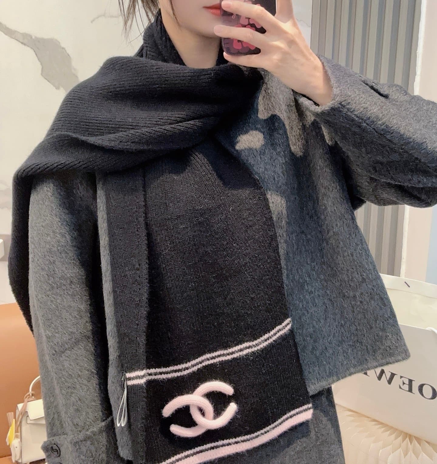 C30674 CHANEL【New Arrival】The latest knitting collection from Chanel boutiques! This is a truly rare style—it is also the first scarf in Schiaparelli’s line to use solid knitting techniques. It will definitely be the top item in Schiaparelli’s autumn and — image 1