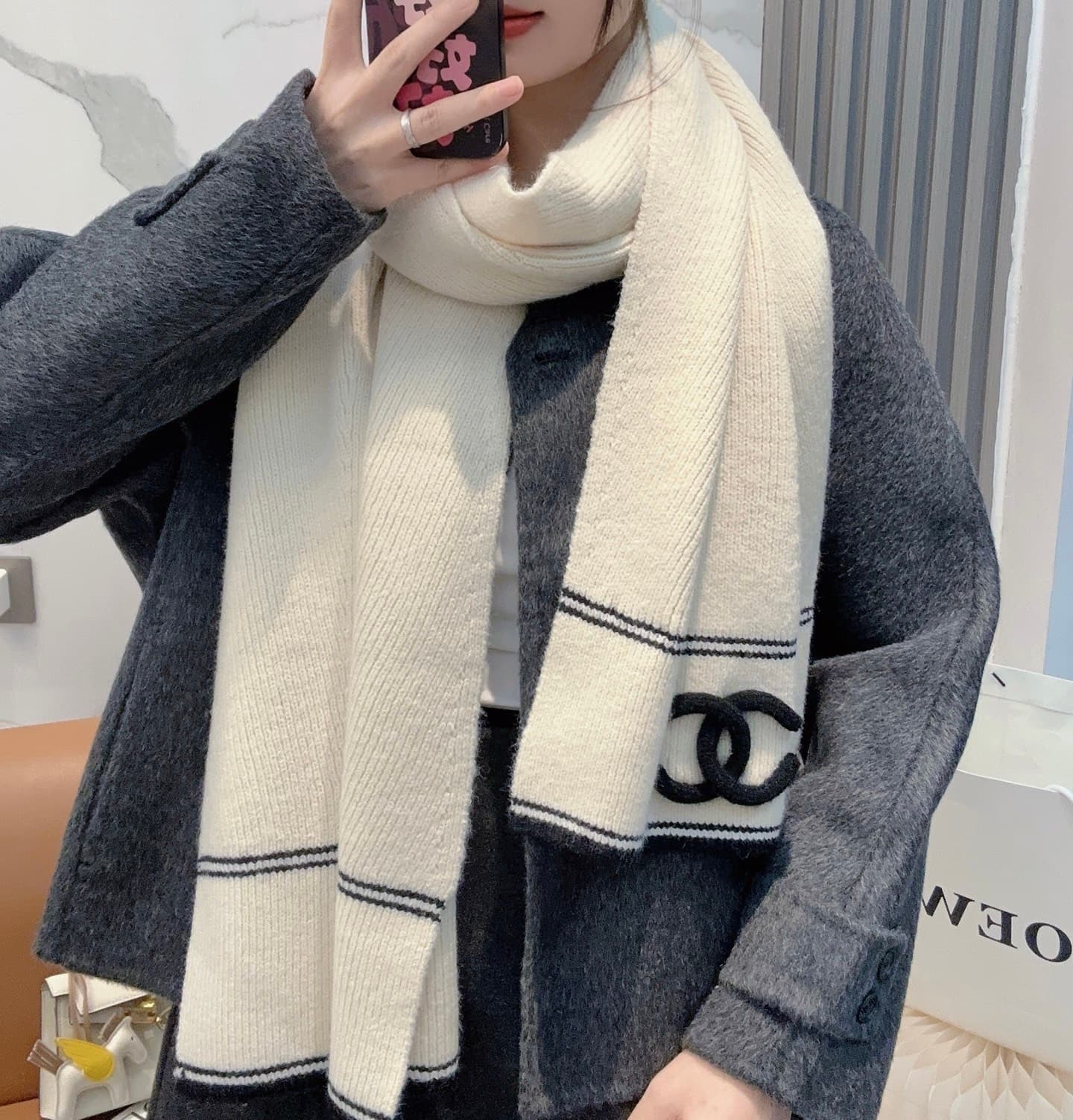 C30673 CHANEL【New Arrival】The latest knitting collection from Chanel boutiques! This is a truly rare style—it is also the first scarf in Gucci’s line to be made using solid-colored knitting techniques. It will definitely become a popular item during autum — image 1