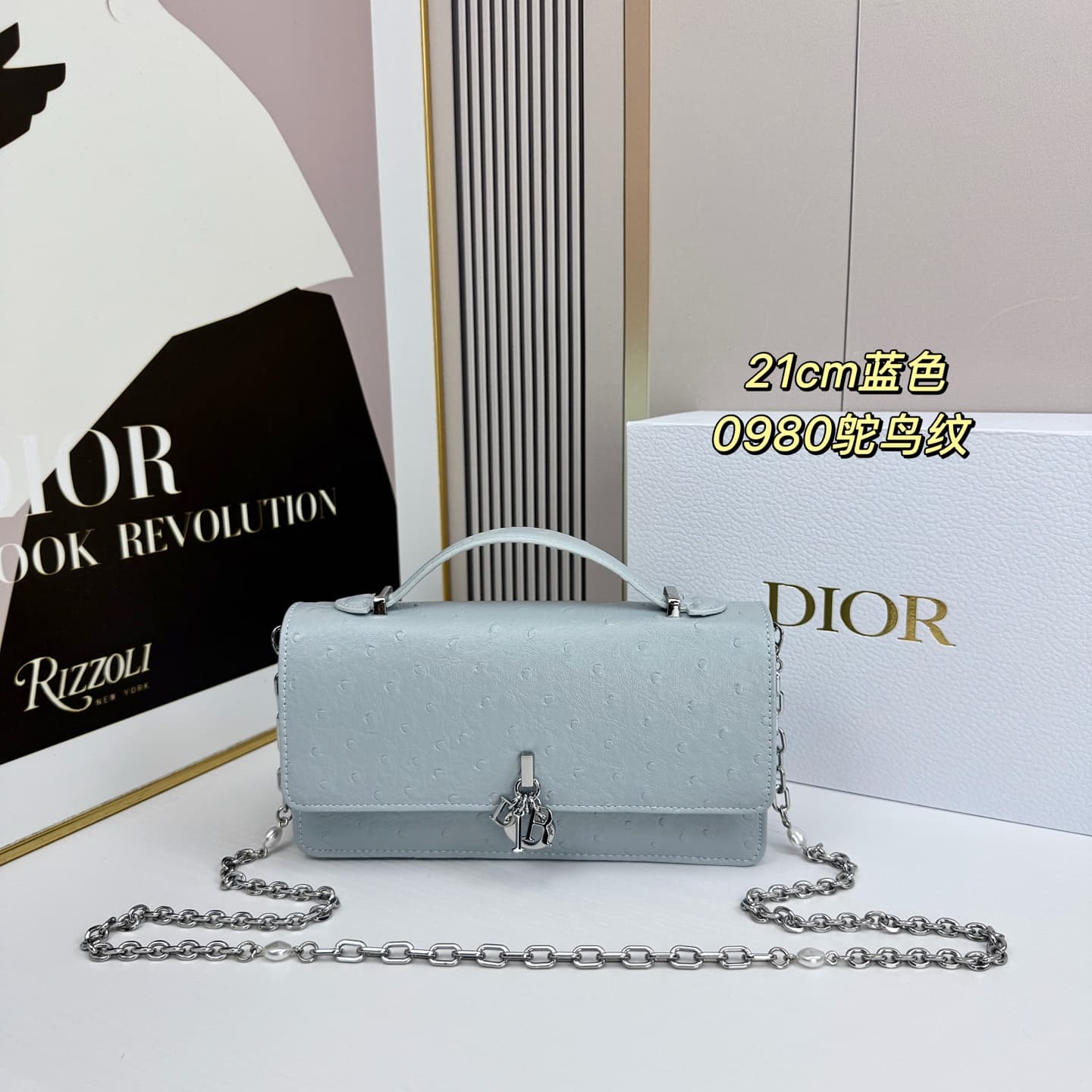 C1836 The latest brick-shaped cabinet handbag features a pearl chain design 🎀. It has a cowhide material with ostrich pattern details, along with classic letter-shaped decorative straps 🎀👏. The unique handle design, combined with the soft ostrich pattern, — image 1