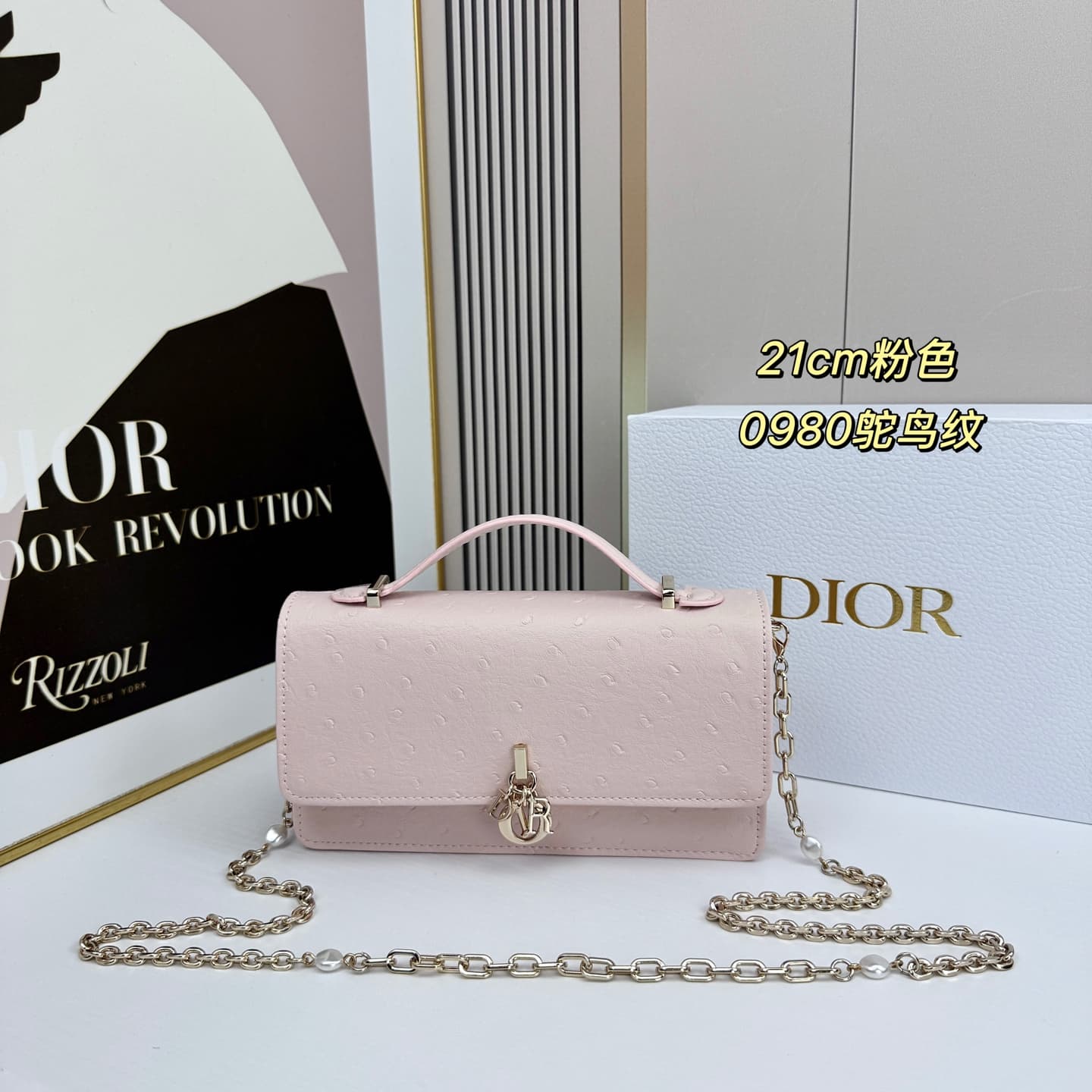 C1835 The latest brick-shaped cabinet handbag features a pearl chain design 🎀. It has a cowhide material with ostrich-patterned details, and classic letter-shaped straps 🎀👏. The unique handle design, combined with the soft ostrich-patterned texture, makes — image 1