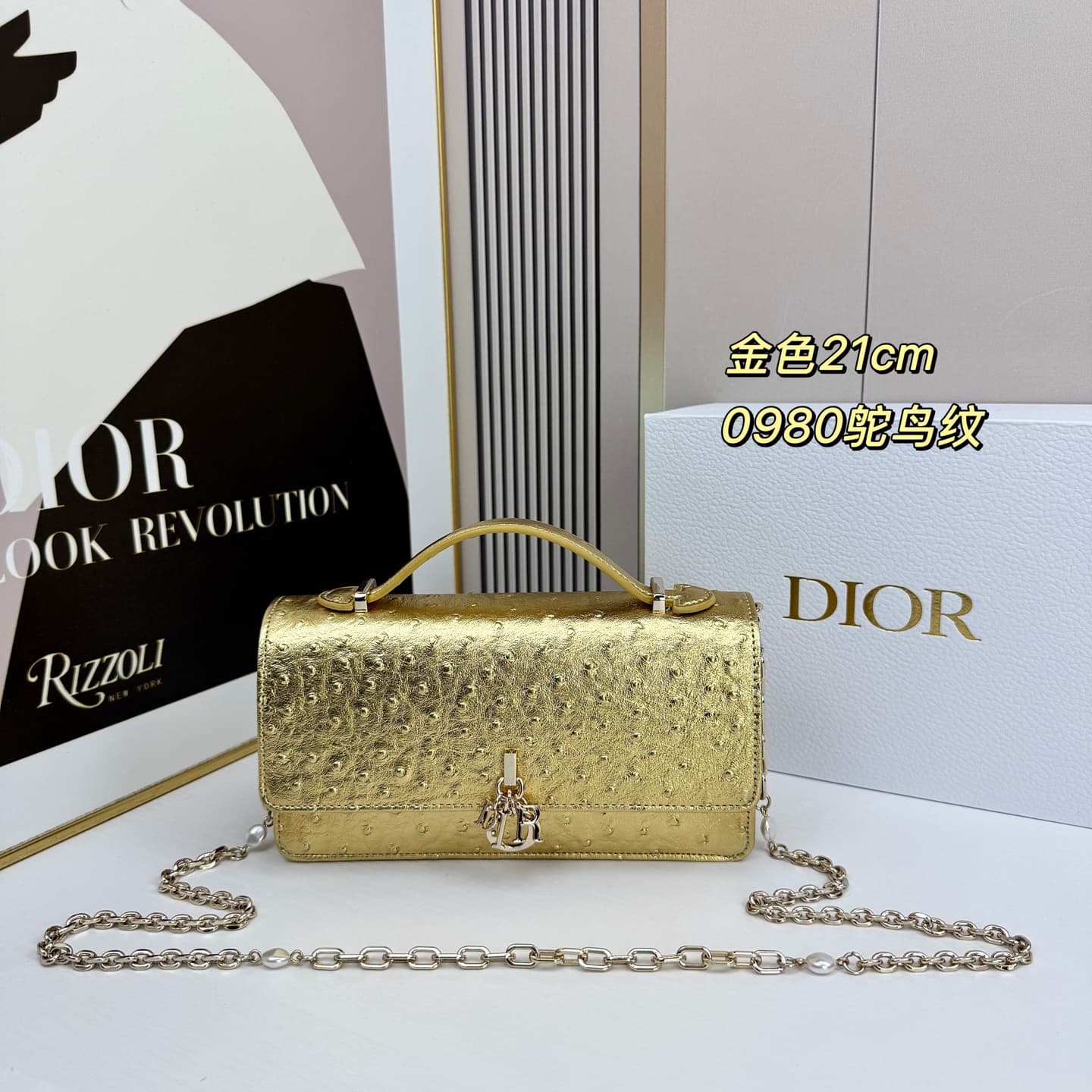 C1834 The latest brick-shaped handbag features a pearl chain design 🎀. It has a cowhide material with ostrich pattern detailing, and classic letter-shaped pendants 🎀👏. The unique handle design, combined with the soft ostrich pattern, makes it elegant and — image 1