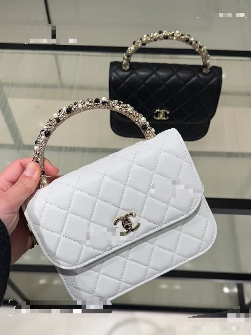 C754 Sizes available! Now in stock: “Milk Shake White, Pink” by Chanel. OHANEL🚩🚩🚩 Chanel 26C pearl-handled chain bag, with champagne gold lychee- patterned 🐮 leather and classic diamond pattern; the metal double C logo is very distinctive! The handle is d — image 1