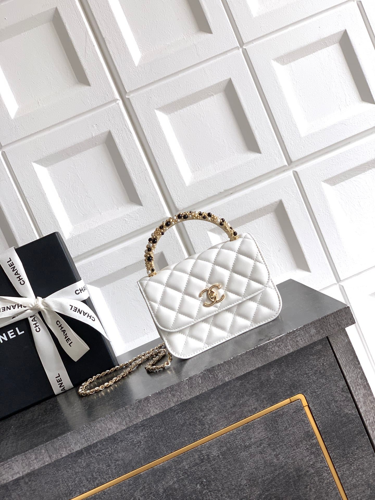 C753 Mini size! “Milk Shake White” OHANEL🚩🚩🚩 Chanel 26C Pearl-handled chain bag, champagne gold lychee-patterned 🐮 leather + classic diamond pattern, the metal double C logo is very distinctive! The handle is adorned with pearls and black beads – elegant — image 1