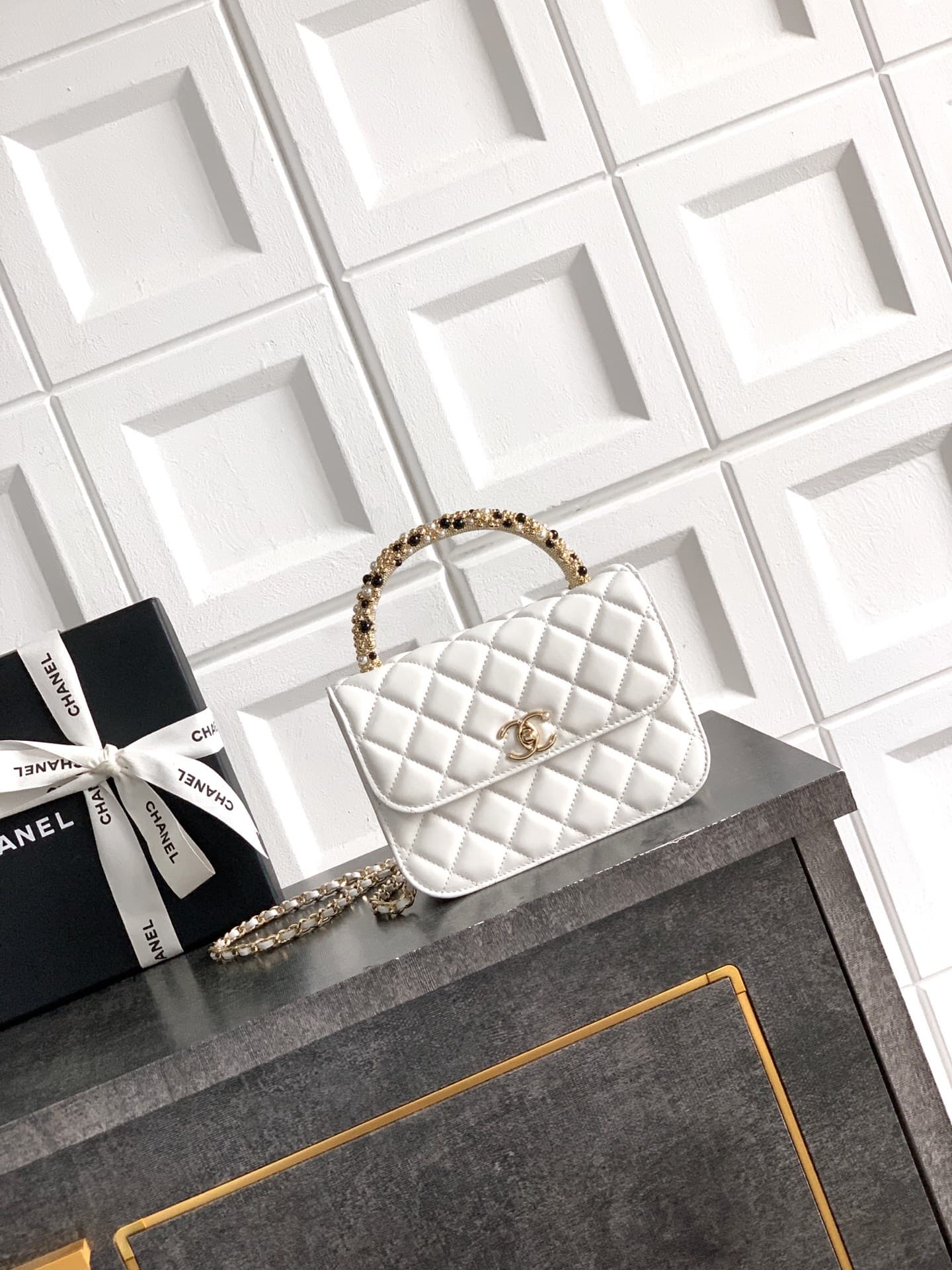 C752 Large size! “Milk Shake White” by Chanel🚩🚩🚩 Chanel 26C pearl-handled chain bag, champagne gold lychee-patterned 🐮 leather + classic diamond pattern, the metal double C logo is very distinctive! The handle is adorned with pearls and black beads – eleg — image 1