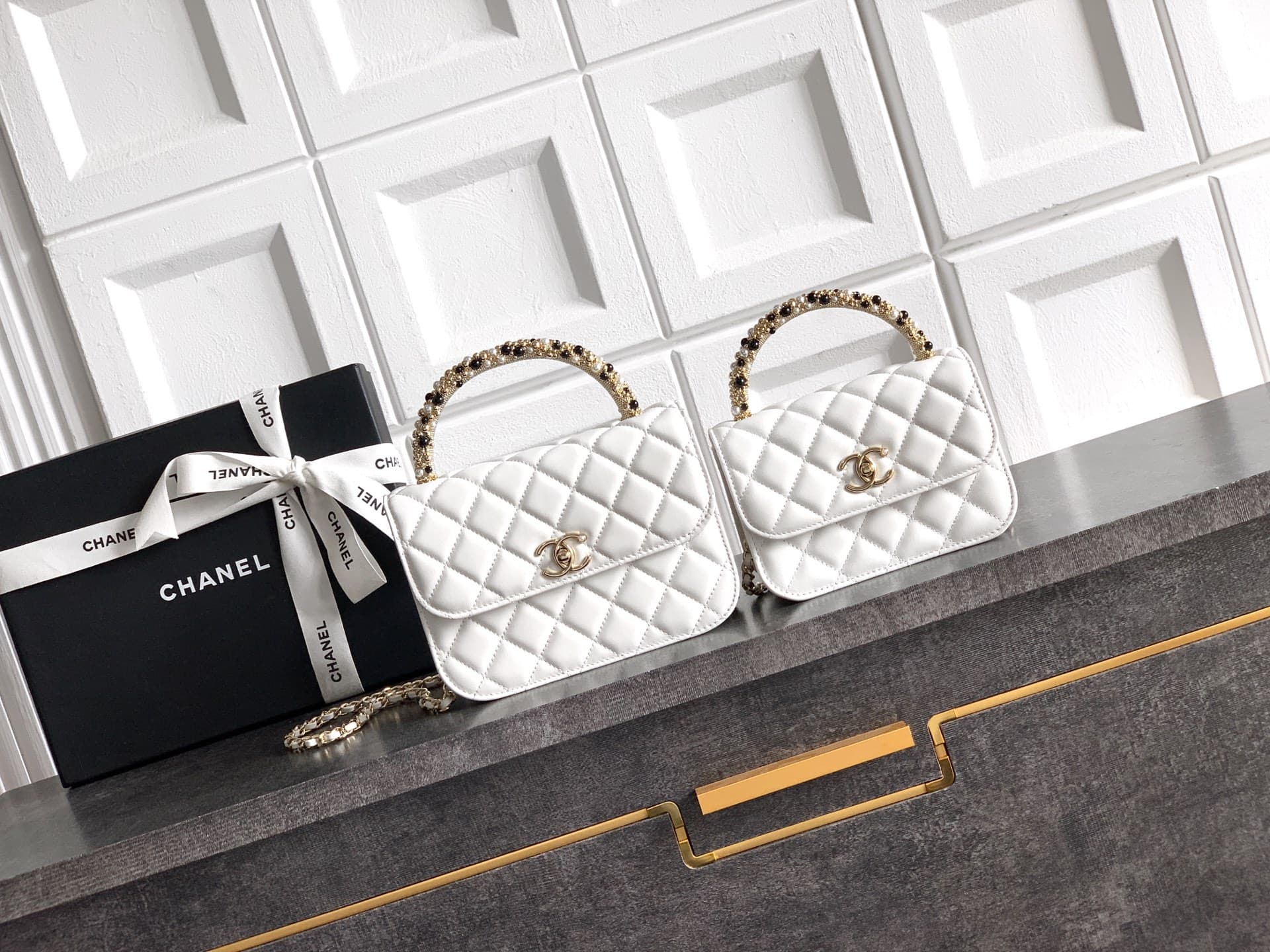 C751 Large H real photo 🌟 Sizes: “Milk Shake White” by OHANEL 🚩🚩🚩 Chanel 26C pearl-handled chain bag, champagne gold litchi pattern 🐮 leather + classic diamond pattern, metal double C logo is very recognizable! The handle is decorated with pearls and blac — image 1