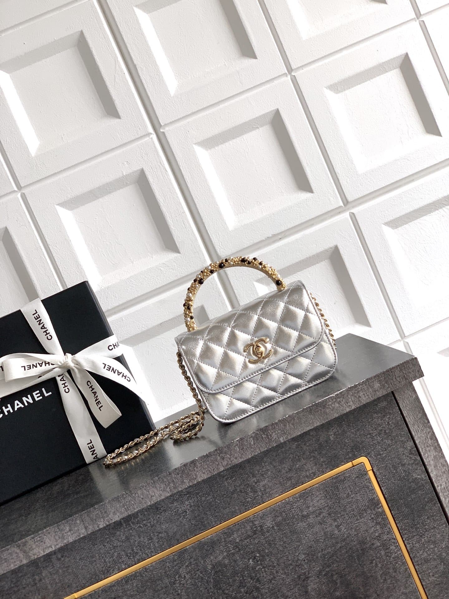 C750 Mini bag! “Silver” by Chanel 🚩🚩🚩 Chanel 26C pearl-handled chain bag, champagne gold lychee-textured 🐮 leather + classic diamond pattern. The metal double C logo is very distinctive! The handle is adorned with pearls and black beads – elegant and luxu — image 1