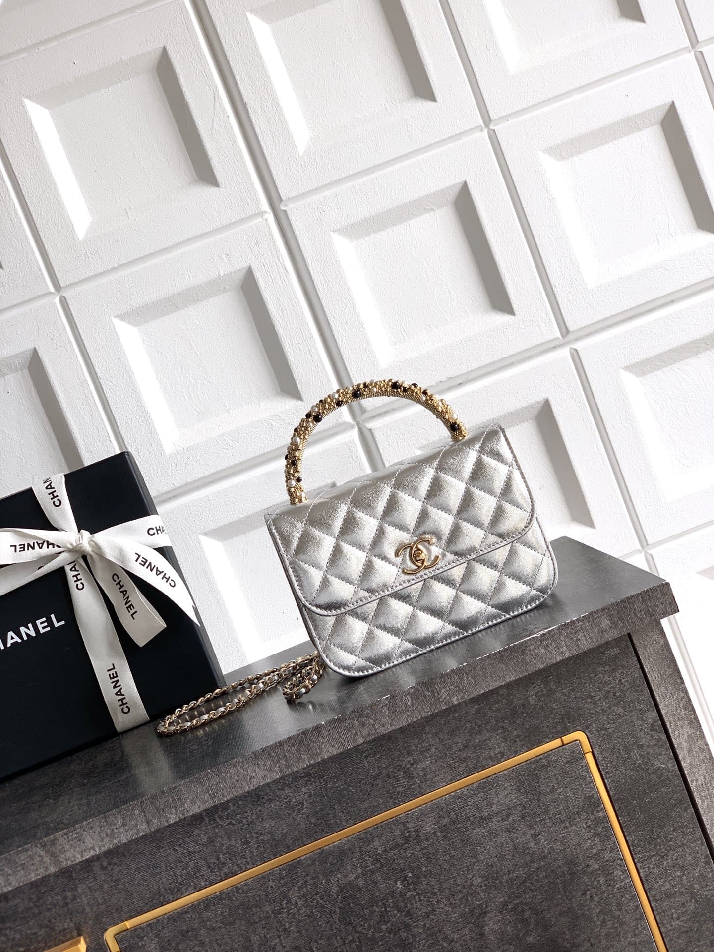 C749 Large size! “Silver” by Chanel 🚩🚩🚩 Chanel 26C pearl-handled chain bag, champagne gold litchi-patterned 🐮 leather + classic diamond pattern, the metal double C logo is very distinctive! The handle is adorned with pearls and black beads – elegant and l — image 1