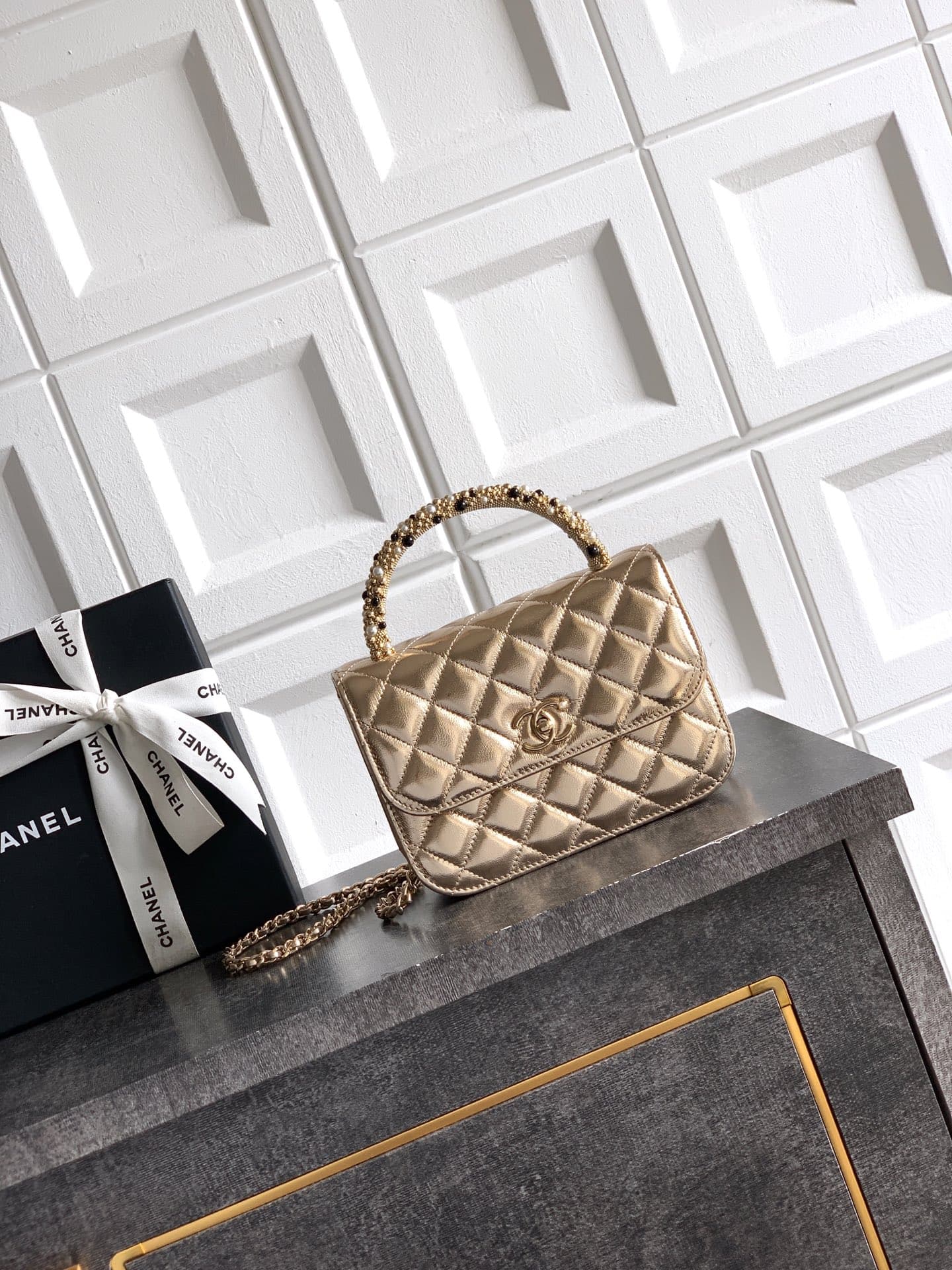 C746 Large size! Chanel “Champagne” OHANEL🚩🚩🚩 Chanel 26C pearl-handled chain bag, champagne gold litchi pattern🐮 leather + classic diamond pattern, the metal double C logo is very distinctive! The handle is adorned with pearls and black beads – elegant an — image 1