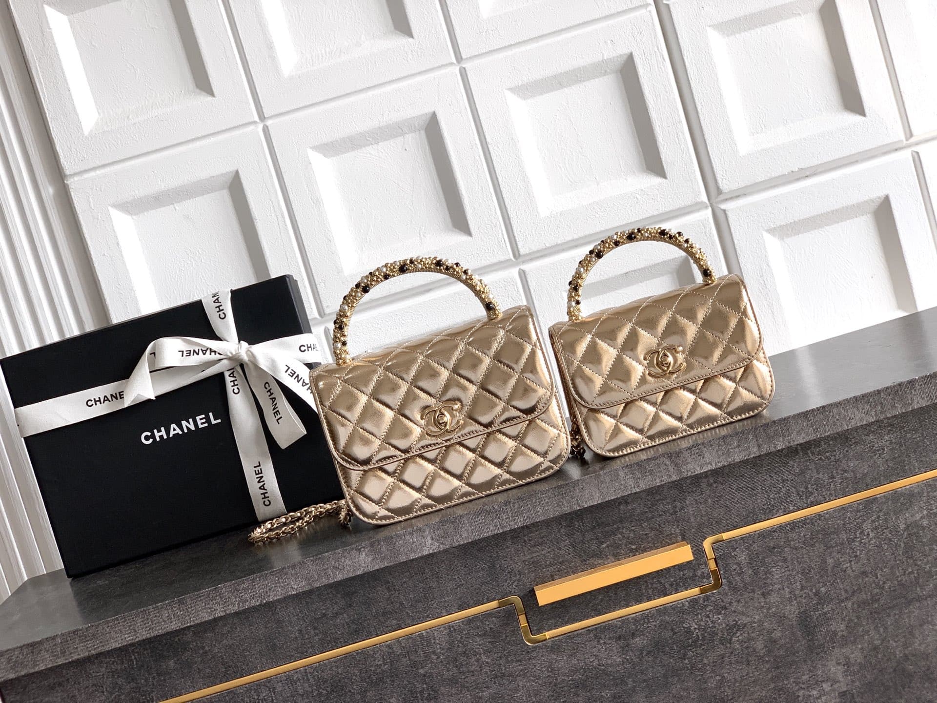 C745 Large H real photo 🌟 Sizes available: “Champagne Gold” by OHANEL🚩🚩🚩 Chanel 26C pearl-handled chain bag, champagne gold lychee pattern🐮 leather + classic diamond pattern, metallic double C logo – very recognizable! The handle is adorned with pearls an — image 1