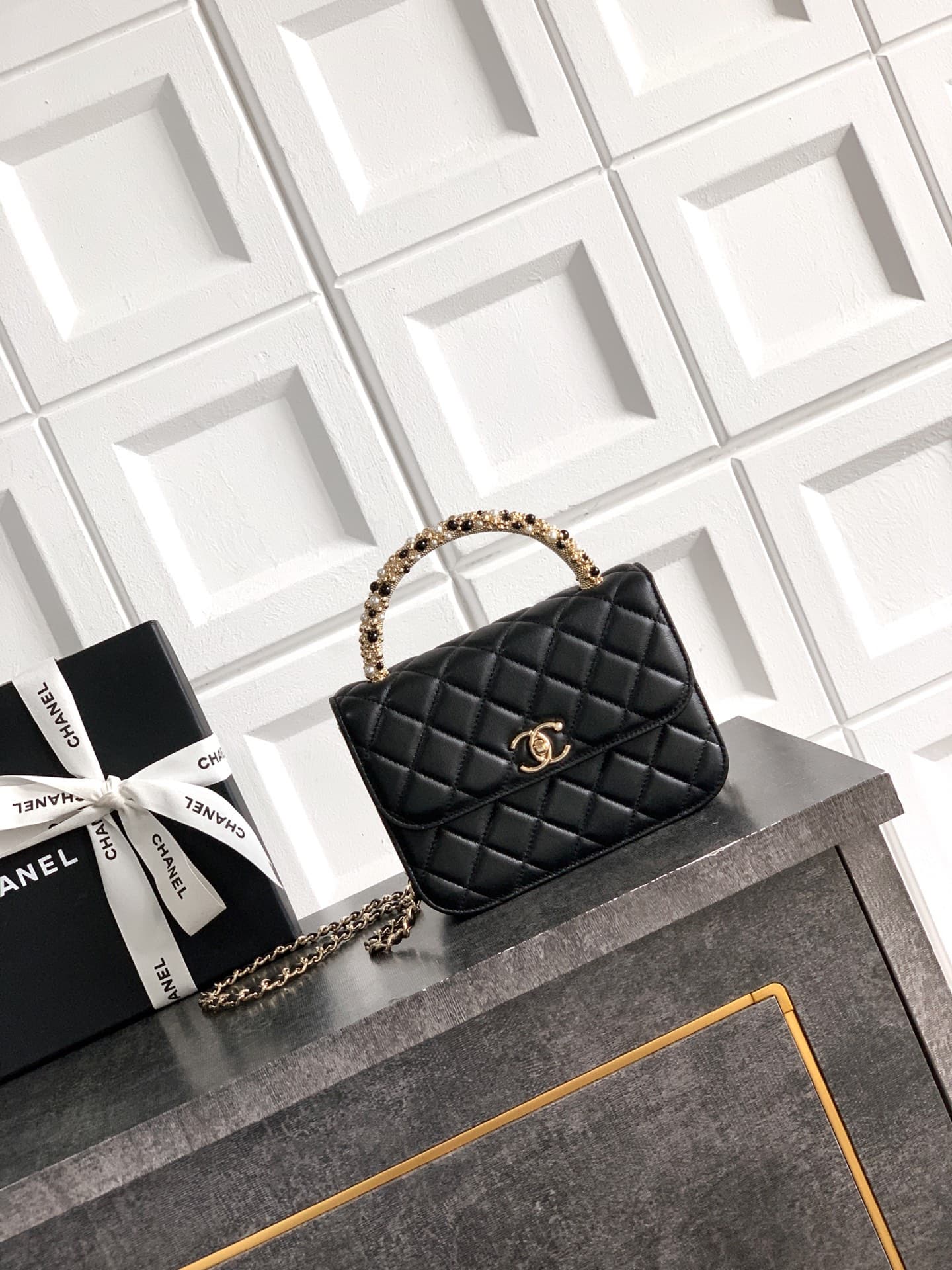 C743 Large size! “Black” by OHANEL🚩🚩🚩 Chanel 26C pearl-handled chain bag, champagne gold litchi-patterned 🐮 leather + classic diamond pattern, with a distinctive metal double C logo! The handle is adorned with pearls and black beads – elegant and luxuriou — image 1