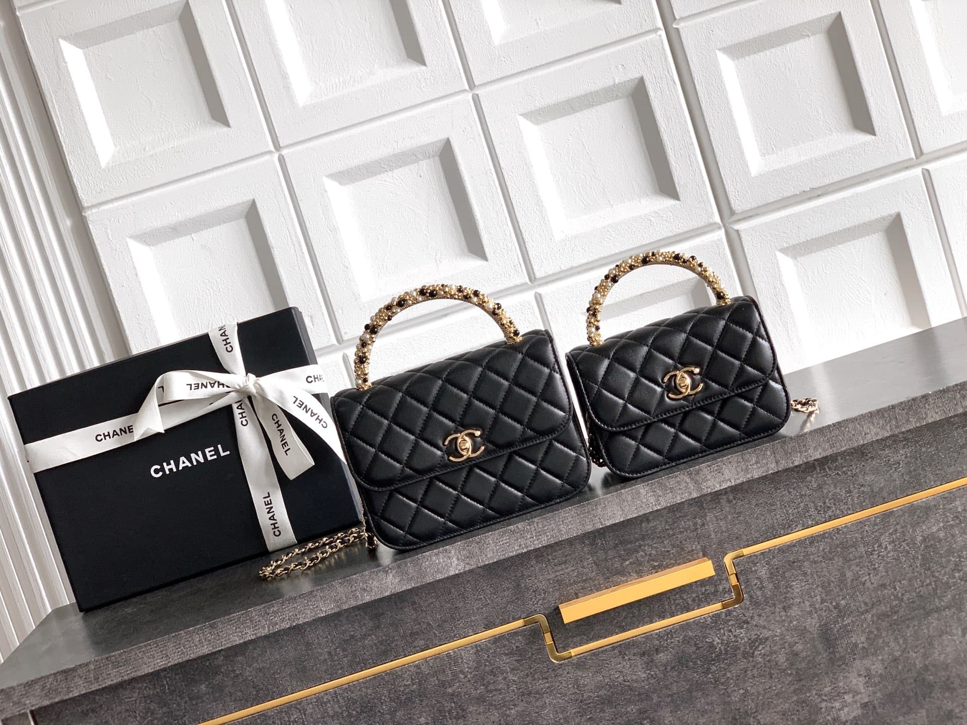 C742 Real photos of the Big H product🌟 Sizes available: “Black” version, OHANEL🚩🚩🚩 Chanel 26C pearl-handled chain bag, champagne gold litchi-patterned leather + classic diamond pattern; the metal double C logo is very distinctive! The handle features pear — image 1