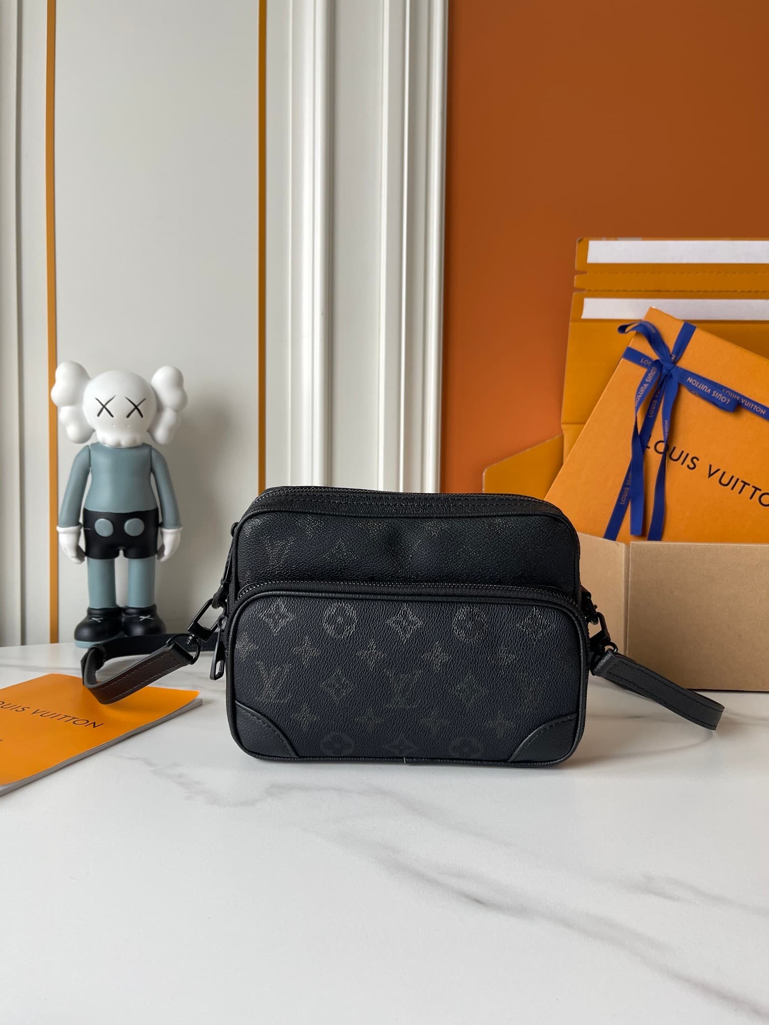 C5325 Upgrade version M29273 M13987 M14016 M14988 M26068 M15296 M14682 M27232 n28606 This Nil handbag features elegant, shiny cowhide leather, with Louis Vuitton Paris logo embossed on the front using bead rivets. The side clasp exudes a urban style, an — image 1